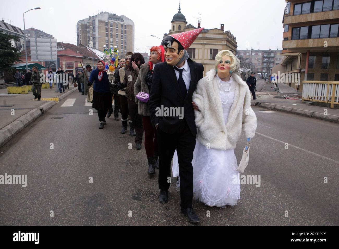 Bildnummer: 54988370  Datum: 06.03.2011  Copyright: imago/Xinhua (110306) -- GLAVICA, March 6, 2011 (Xinhua) -- A Newlyweds in masks from village Glavica go to church in nearby town Paracin, during a marriage parade, 200 km southeast of Belgrade, Serbia, March 6, 2011. This is a part of Serbian traditional manifestation from the mid 19th century, which is named Komendija , meaning comedy in Serbian rustic language. Across Serbia, gather in villages to celebrate the end of White Week, an old traditional festivity. Various magic acts, ways of dressing, songs and dances of the participants had pu Stock Photo