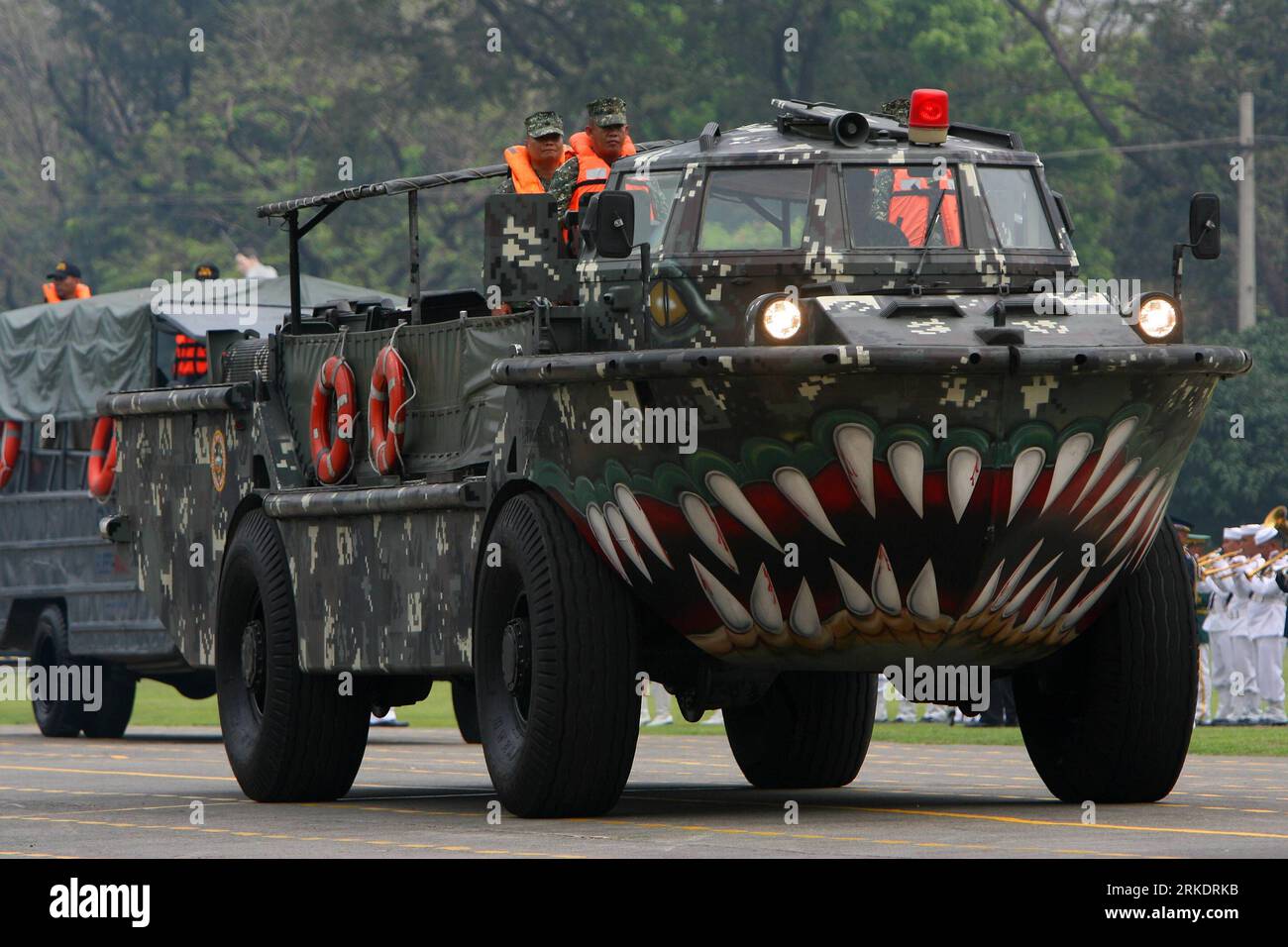 Bildnummer: 54990919  Datum: 07.03.2011  Copyright: imago/Xinhua (110307) -- MANILA, March 7, 2011 (Xinhua) -- An amphibious vehicle from the Philippine Navy parades during the Philippine Armed Forces turnover ceremony in Camp Aguinaldo, Quezon City, north of Manila, the Philippines, March 7, 2011. The new chief of staff of the Philippine Armed Forces Lt. General Eduardo Oban Jr. formally assumed the post on Monday following a turnover ceremony at the military s headquarters. (Xinhua/Rouelle Umali) (lmz) PHILIPPINES-MILITARY-TURNOVER CEREMONY PUBLICATIONxNOTxINxCHN Gesellschaft Militär kbdig x Stock Photo