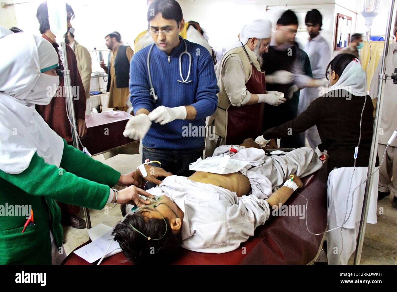 Bildnummer: 55011800  Datum: 10.03.2011  Copyright: imago/Xinhua DERA MURAD JAMALI, March 10, 2011 (Xinhua) -- An injured person receives medical treatment at a hospital in southwest Pakistan s Dera Murad Jamali, on March 10, 2011. At least one was killed and 14 others injured in a blast that occurred Thursday afternoon in Pakistan s southwest province of Balochistan, reported local Urdu TV channel Geo. (Xinhua/Iqbal Hussain) (lr) PAKISTAN-DERA MURAD JAMALI-BLAST PUBLICATIONxNOTxINxCHN Gesellschaft Anschlag Explosion premiumd kbdig xkg 2011 quer o0 Opfer verletzt    Bildnummer 55011800 Date 10 Stock Photo