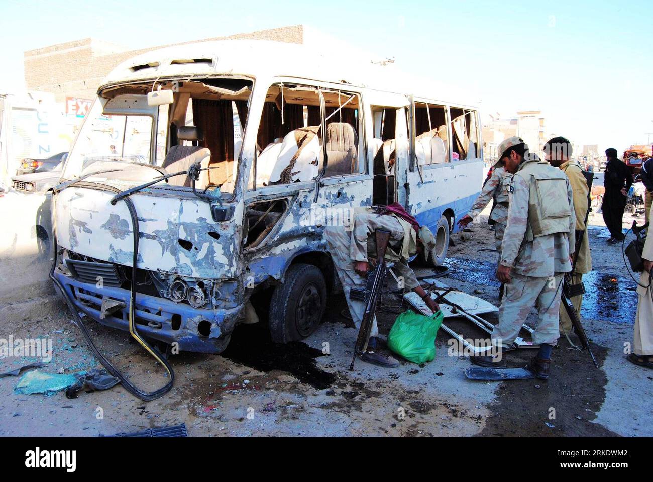 Bildnummer: 55011801  Datum: 10.03.2011  Copyright: imago/Xinhua DERA MURAD JAMALI, March 10, 2011 (Xinhua) -- Security members inspect the bus destroyed in roadside blast in southwest Pakistan s Dera Murad Jamali, on March 10, 2011. At least one was killed and 14 others injured in a blast that occurred Thursday afternoon in Pakistan s southwest province of Balochistan, reported local Urdu TV channel Geo. (Xinhua/Iqbal Hussain) (lr) PAKISTAN-DERA MURAD JAMALI-BLAST PUBLICATIONxNOTxINxCHN Gesellschaft Anschlag Explosion premiumd kbdig xkg 2011 quer o0 Bus Wrack    Bildnummer 55011801 Date 10 03 Stock Photo