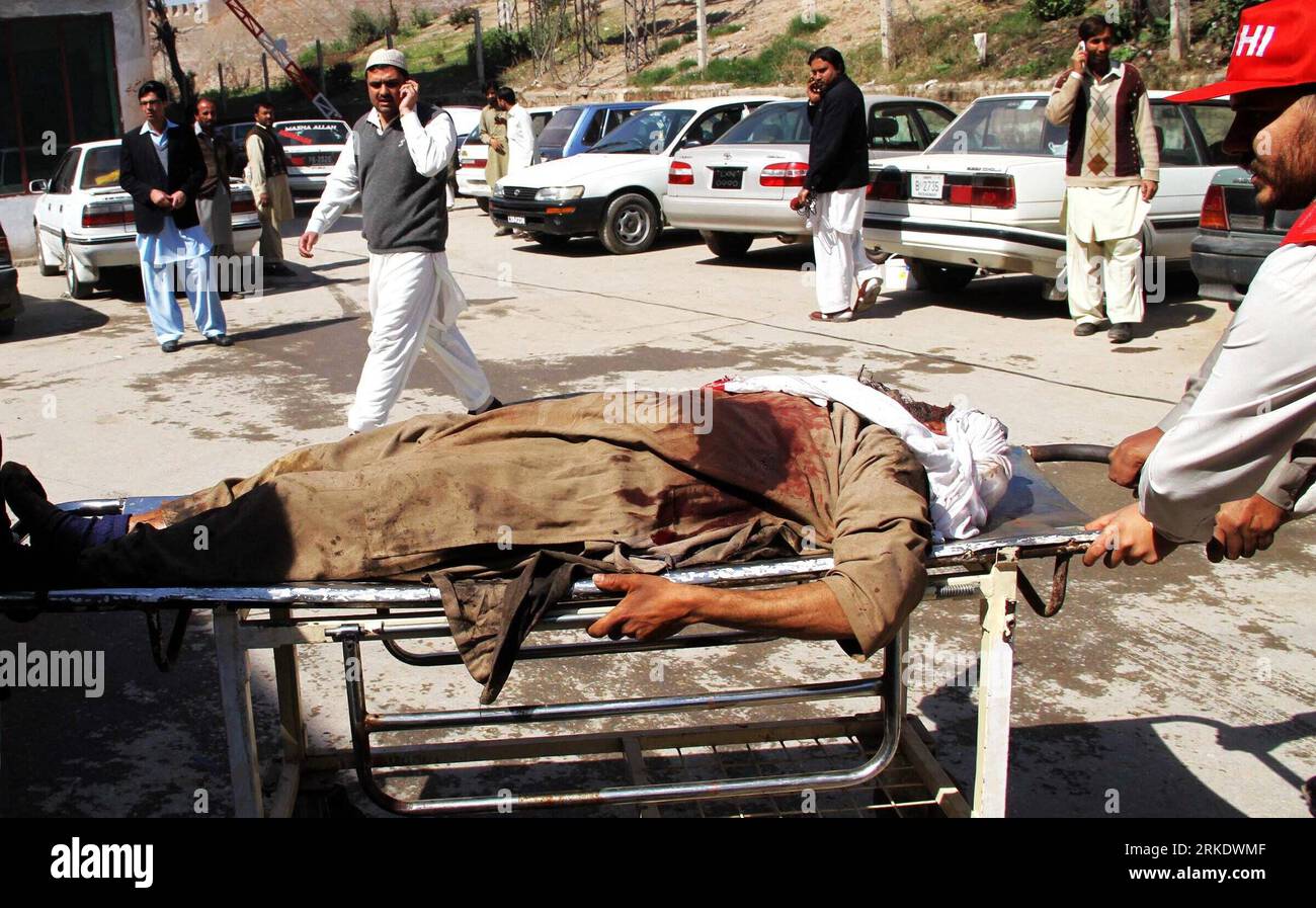 Bildnummer: 55011799  Datum: 10.03.2011  Copyright: imago/Xinhua DERA MURAD JAMALI, March 10, 2011 (Xinhua) -- A man carries an injured person to hospital in southwest Pakistan s Dera Murad Jamali, on March 10, 2011. At least one was killed and 14 others injured in a blast that occurred Thursday afternoon in Pakistan s southwest province of Balochistan, reported local Urdu TV channel Geo. (Xinhua/Iqbal Hussain) (lr) PAKISTAN-DERA MURAD JAMALI-BLAST PUBLICATIONxNOTxINxCHN Gesellschaft Anschlag Explosion premiumd kbdig xkg 2011 quer o0 Opfer verletzt    Bildnummer 55011799 Date 10 03 2011 Copyri Stock Photo