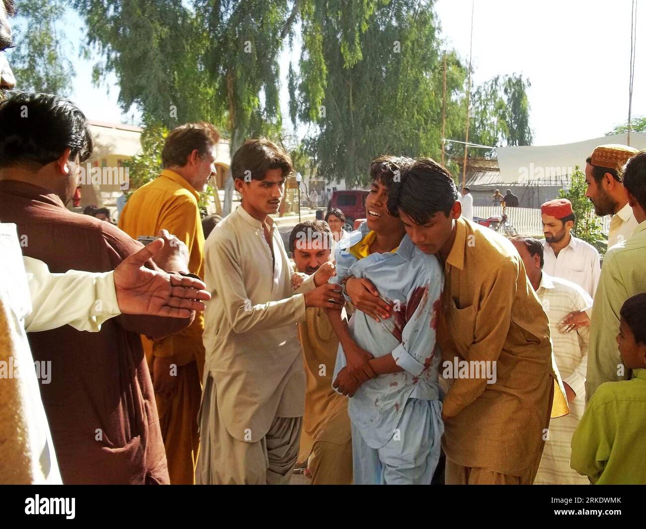 Bildnummer: 55011802  Datum: 10.03.2011  Copyright: imago/Xinhua DERA MURAD JAMALI, March 10, 2011 (Xinhua) -- help an injured person from the blast site in southwest Pakistan s Dera Murad Jamali, on March 10, 2011. At least one was killed and 14 others injured in a blast that occurred Thursday afternoon in Pakistan s southwest province of Balochistan, reported local Urdu TV channel Geo. (Xinhua/Iqbal Hussain) (lr) PAKISTAN-DERA MURAD JAMALI-BLAST PUBLICATIONxNOTxINxCHN Gesellschaft Anschlag Explosion premiumd kbdig xkg 2011 quer o0 Opfer verletzt    Bildnummer 55011802 Date 10 03 2011 Copyrig Stock Photo