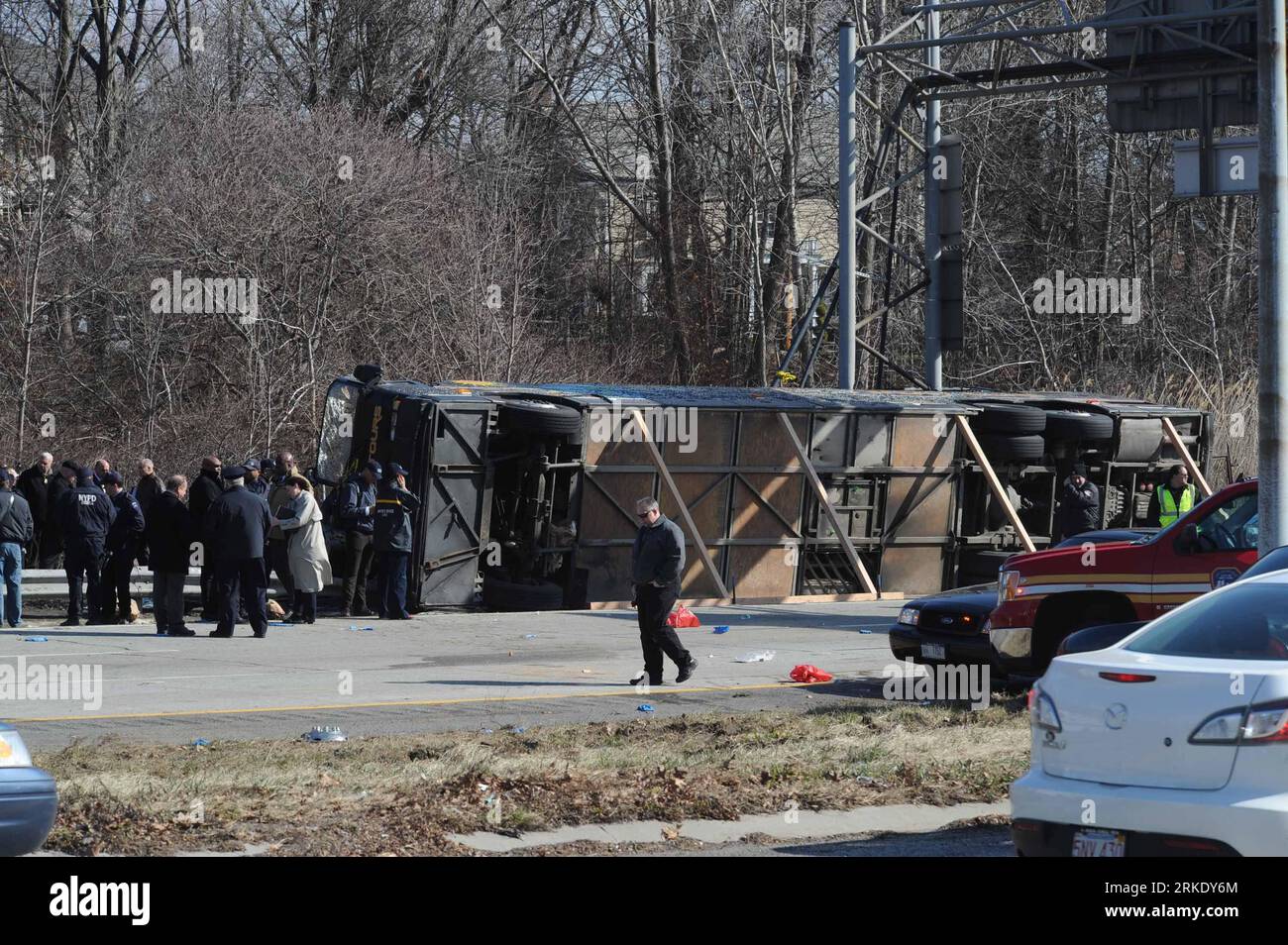 Bildnummer: 55016886  Datum: 12.03.2011  Copyright: imago/Xinhua (110312) -- NEW YORK, March 12, 2011 (Xinhua) -- gather at the site where a tour bus overturned on the New England Thruway in the Bronx near the Westchester County line, the United States, on March 12, 2011. Thirteen were killed and six others seriously injured when a tour bus overturned on a highway in the U.S. state of New York on Saturday. (Xinhua/Shen Hong) (lr) U.S.-NEW YORK-BUS ACCIDENT PUBLICATIONxNOTxINxCHN Gesellschaft Busunglück Busunfall Verkehrsunfall kbdig xsp 2011 quer  o0 Bus, Unfall, Unglück, Totale    Bildnummer Stock Photo