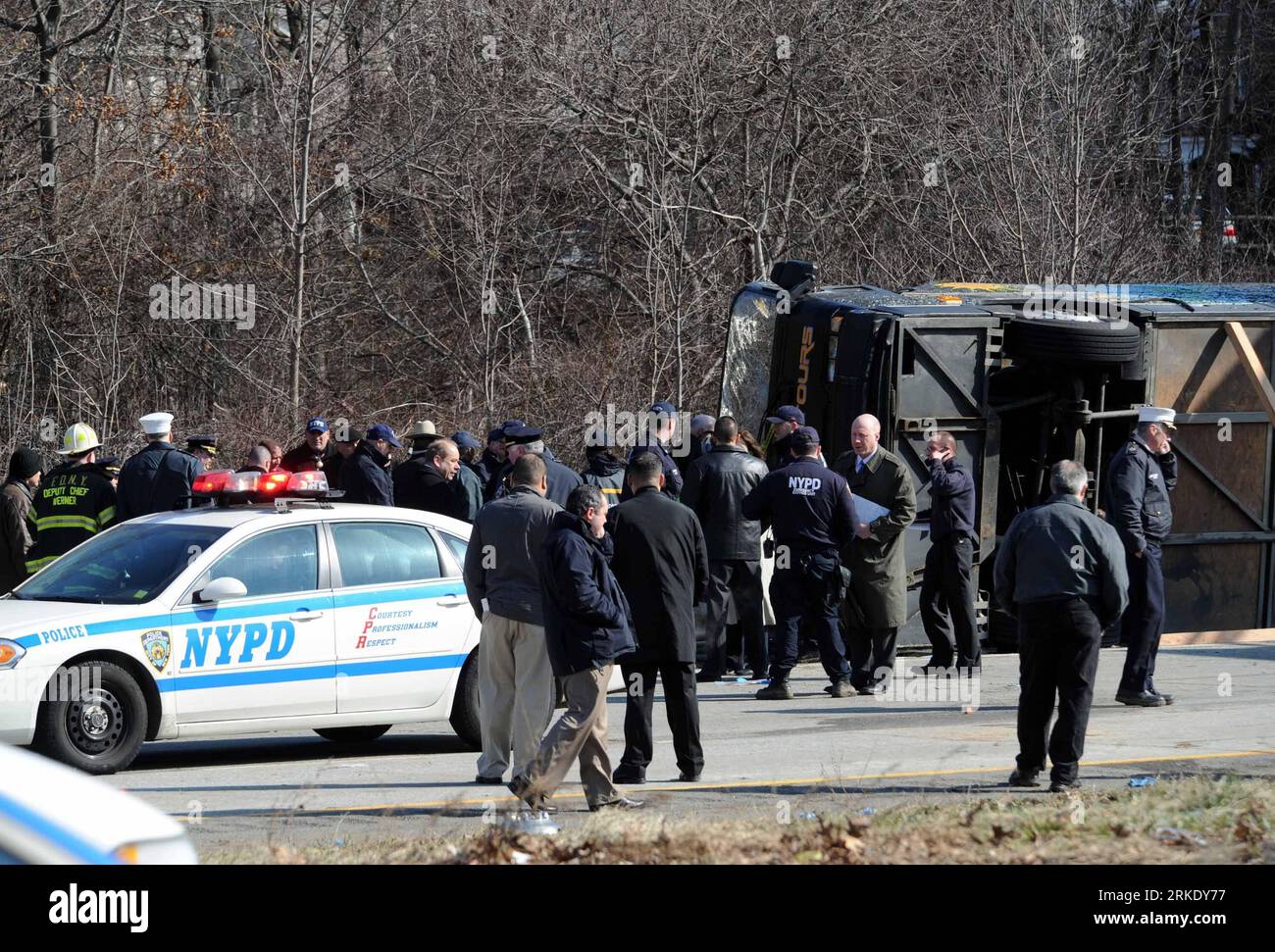 Bildnummer: 55016887  Datum: 12.03.2011  Copyright: imago/Xinhua (110312) -- NEW YORK, March 12, 2011 (Xinhua) -- gather at the site where a tour bus overturned on the New England Thruway in the Bronx near the Westchester County line, the United States, on March 12, 2011. Thirteen were killed and six others seriously injured when a tour bus overturned on a highway in the U.S. state of New York on Saturday. (Xinhua/Shen Hong) (lr) U.S.-NEW YORK-BUS ACCIDENT PUBLICATIONxNOTxINxCHN Gesellschaft Busunglück Busunfall Verkehrsunfall kbdig xsp 2011 quer  o0 Bus, Unfall, Unglück, Totale    Bildnummer Stock Photo
