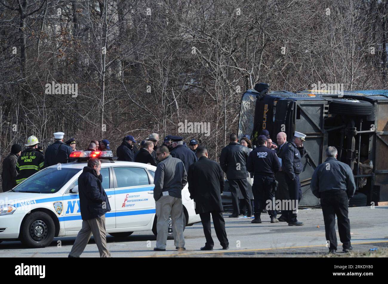 Bildnummer: 55016889  Datum: 12.03.2011  Copyright: imago/Xinhua (110312) -- NEW YORK, March 12, 2011 (Xinhua) -- gather at the site where a tour bus overturned on the New England Thruway in the Bronx near the Westchester County line, the United States, on March 12, 2011. Thirteen were killed and six others seriously injured when a tour bus overturned on a highway in the U.S. state of New York on Saturday. (Xinhua/Shen Hong) (lr) U.S.-NEW YORK-BUS ACCIDENT PUBLICATIONxNOTxINxCHN Gesellschaft Busunglück Busunfall Verkehrsunfall kbdig xsp 2011 quer  o0 Bus, Unfall, Unglück, Totale    Bildnummer Stock Photo
