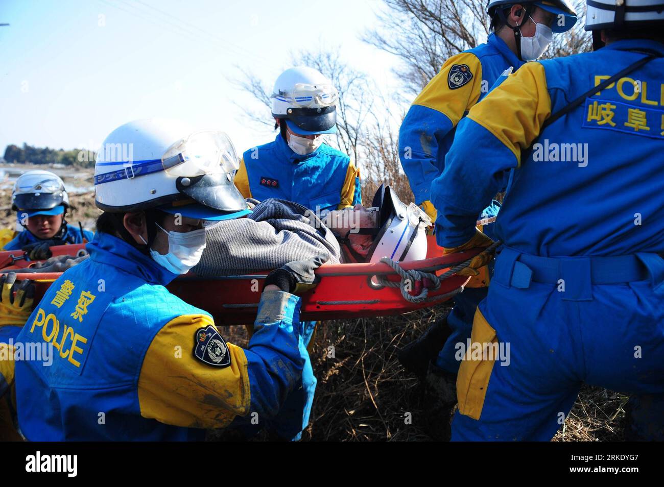 Bildnummer: 55019313  Datum: 13.03.2011  Copyright: imago/Xinhua SENDAI, March 13, 2011 (Xinhua) -- Rescuers save a survivor from the deribs in Sanbontsuka of Wakabayashi in Sendai City, Miyagi Prefecture, Japan, March 13, 2011. The area lost contact with the outside world after Friday s quake. Friday s catastrophic earthquake in Japan and the following devastating tsunami have ravaged the country, while massive rescue and recovery efforts have been quickly launched to save lives and minimize losses. (Xinhua/Ji Chunpeng)(yc) JAPAN-QUAKE PUBLICATIONxNOTxINxCHN Gesellschaft Naturkatastrophe Erdb Stock Photo
