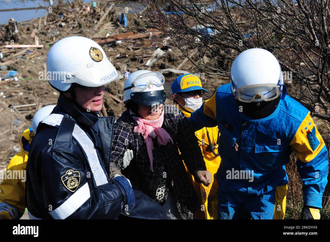 Bildnummer: 55019314  Datum: 13.03.2011  Copyright: imago/Xinhua SENDAI, March 13, 2011 (Xinhua) -- Rescuers save a survivor from the deribs at Sanbontsuka of Wakabayashi in Sendai City, Miyagi Prefecture, Japan, March 13, 2011. The area lost contact with the outside world after Friday s quake. Friday s catastrophic earthquake in Japan and the following devastating tsunami have ravaged the country, while massive rescue and recovery efforts have been quickly launched to save lives and minimize losses. (Xinhua/Ji Chunpeng)(yc) JAPAN-QUAKE PUBLICATIONxNOTxINxCHN Gesellschaft Naturkatastrophe Erdb Stock Photo