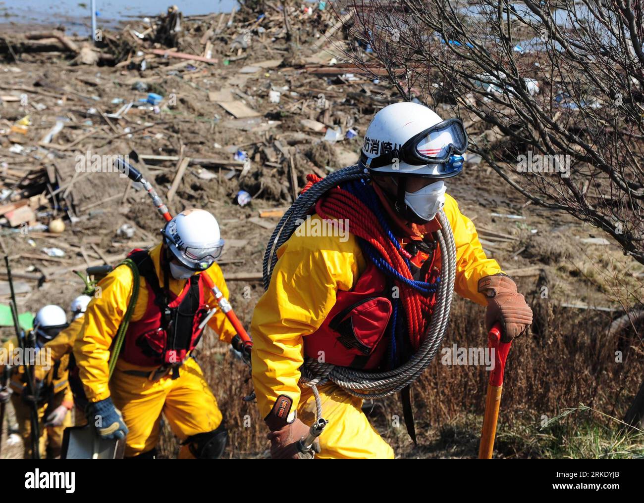 Bildnummer: 55019316  Datum: 13.03.2011  Copyright: imago/Xinhua SENDAI, March 13, 2011 (Xinhua) -- Rescuers work at Sanbontsuka of Wakabayashi in Sendai City, Miyagi Prefecture, Japan, March 13, 2011. The area lost contact with the outside world after Friday s quake and tsunami. Friday s catastrophic earthquake in Japan and the following devastating tsunami have ravaged the country, while massive rescue and recovery efforts have been quickly launched to save lives and minimize losses. (Xinhua/Ji Chunpeng)(yc) JAPAN-QUAKE PUBLICATIONxNOTxINxCHN Gesellschaft Naturkatastrophe Erdbeben Tsunami kb Stock Photo