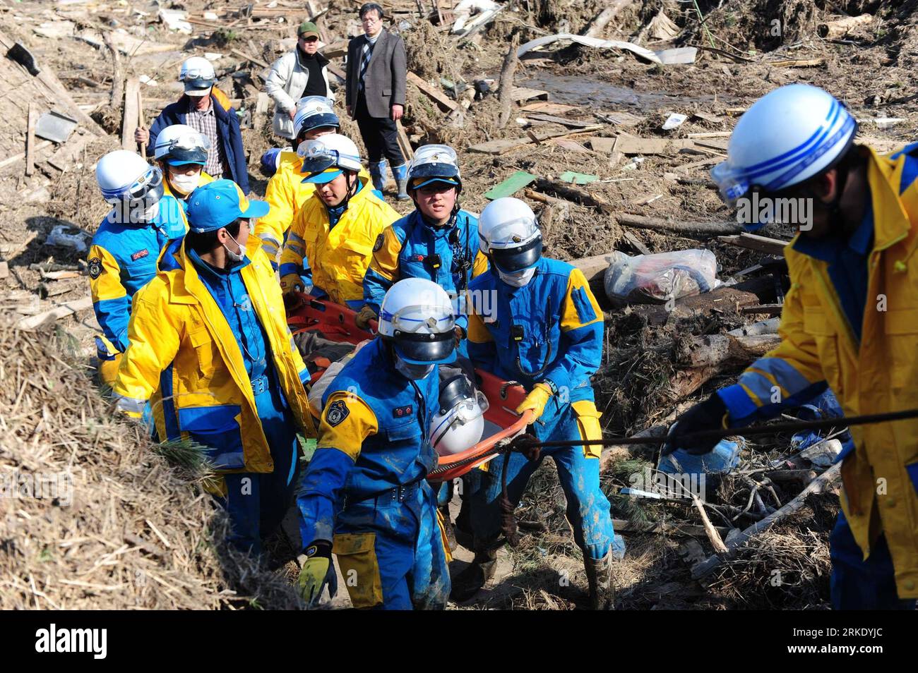 Bildnummer: 55019312  Datum: 13.03.2011  Copyright: imago/Xinhua SENDAI, March 13, 2011 (Xinhua) -- Rescuers save a survivor from the deribs in Sanbontsuka of Wakabayashi in Sendai City, Miyagi Prefecture, Japan, March 13, 2011. The area lost contact with the outside world after Friday s quake. Friday s catastrophic earthquake in Japan and the following devastating tsunami have ravaged the country, while massive rescue and recovery efforts have been quickly launched to save lives and minimize losses. (Xinhua/Ji Chunpeng)(yc) JAPAN-QUAKE PUBLICATIONxNOTxINxCHN Gesellschaft Naturkatastrophe Erdb Stock Photo