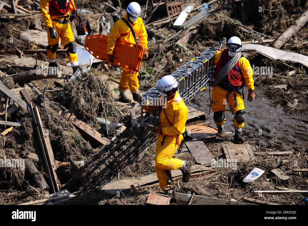 Bildnummer: 55019325  Datum: 13.03.2011  Copyright: imago/Xinhua SENDAI, March 13, 2011 (Xinhua) -- Rescuers search for survivors at Sanbontsuka of Wakabayashi in Sendai City, Miyagi Prefecture, Japan, March 13, 2011. The area lost contact with the outside world after Friday s quake and tsunami. Friday s catastrophic earthquake in Japan and the following devastating tsunami have ravaged the country, while massive rescue and recovery efforts have been quickly launched to save lives and minimize losses. (Xinhua/Ji Chunpeng)(yc) JAPAN-QUAKE PUBLICATIONxNOTxINxCHN Gesellschaft Naturkatastrophe Erd Stock Photo