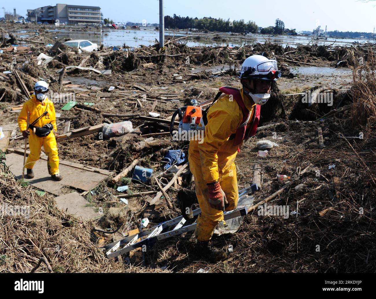 Bildnummer: 55019328  Datum: 13.03.2011  Copyright: imago/Xinhua SENDAI, March 13, 2011 (Xinhua) -- Rescuers work at Sanbontsuka of Wakabayashi in Sendai City, Miyagi Prefecture, Japan, March 13, 2011. The area lost contact with the outside world after Friday s quake. Friday s catastrophic earthquake in Japan and the following devastating tsunami have ravaged the country, while massive rescue and recovery efforts have been quickly launched to save lives and minimize losses. (Xinhua/Ji Chunpeng)(yc) JAPAN-QUAKE PUBLICATIONxNOTxINxCHN Gesellschaft Naturkatastrophe Erdbeben Tsunami kbdig xsk 2011 Stock Photo