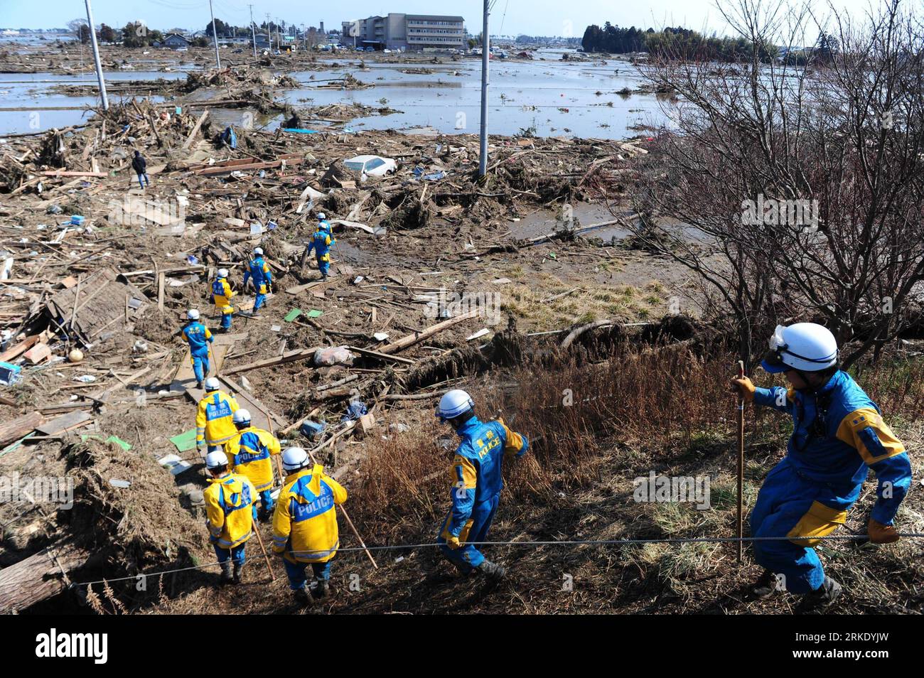 Bildnummer: 55019329  Datum: 13.03.2011  Copyright: imago/Xinhua SENDAI, March 13, 2011 (Xinhua) -- Rescuers work at Sanbontsuka of Wakabayashi in Sendai City, Miyagi Prefecture, Japan, March 13, 2011. The area lost contact with the outside world after Friday s quake and tsunami. Friday s catastrophic earthquake in Japan and the following devastating tsunami have ravaged the country, while massive rescue and recovery efforts have been quickly launched to save lives and minimize losses. (Xinhua/Ji Chunpeng)(yc) JAPAN-QUAKE PUBLICATIONxNOTxINxCHN Gesellschaft Naturkatastrophe Erdbeben Tsunami kb Stock Photo