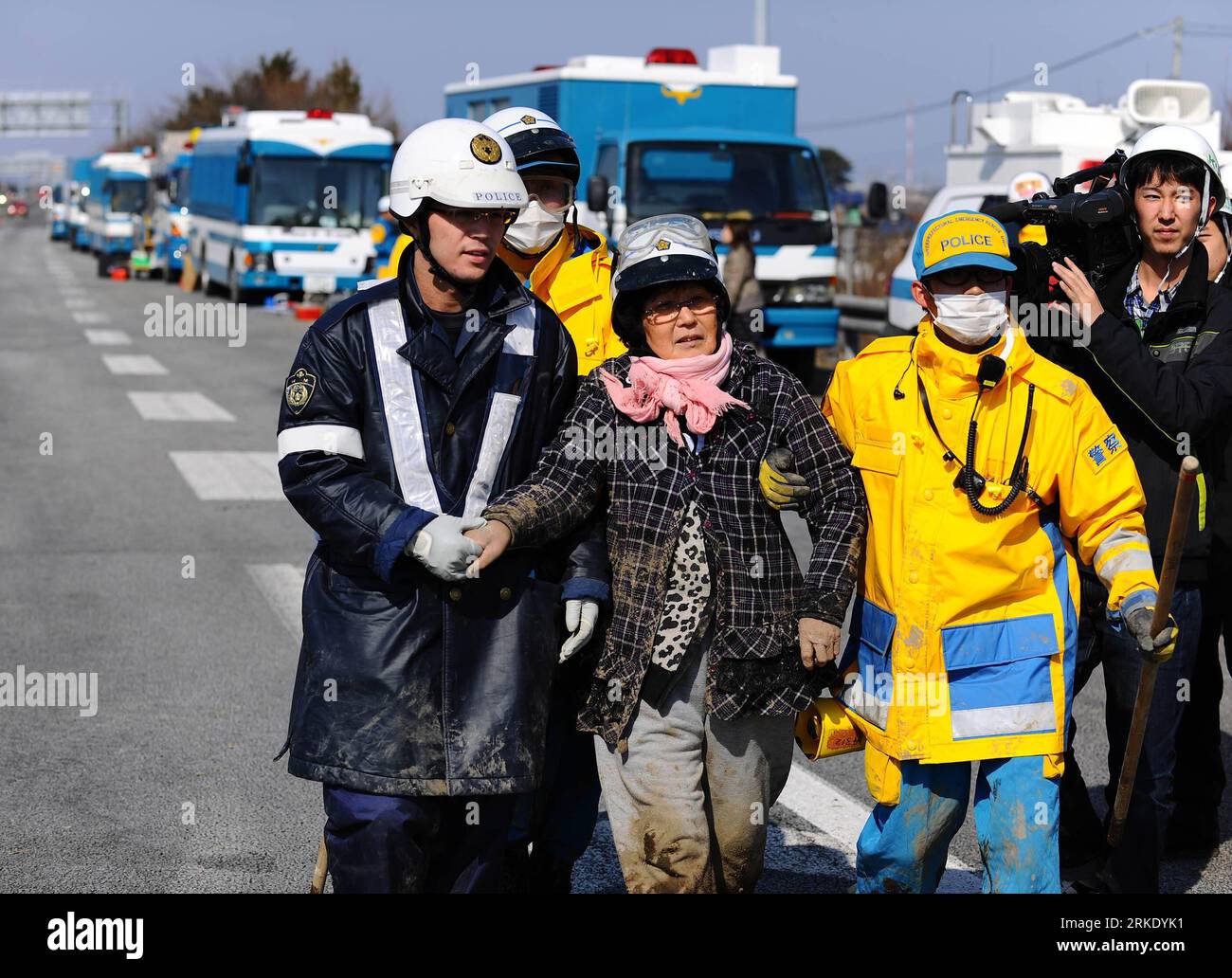 Bildnummer: 55019318  Datum: 13.03.2011  Copyright: imago/Xinhua SENDAI, March 13, 2011 (Xinhua) -- Rescuers save a survivor at Sanbontsuka of Wakabayashi in Sendai City, Miyagi Prefecture, Japan, March 13, 2011. The area lost contact with the outside world after Friday s quake and tsunami. Friday s catastrophic earthquake in Japan and the following devastating tsunami have ravaged the country, while massive rescue and recovery efforts have been quickly launched to save lives and minimize losses. (Xinhua/Ji Chunpeng)(yc) JAPAN-QUAKE PUBLICATIONxNOTxINxCHN Gesellschaft Naturkatastrophe Erdbeben Stock Photo