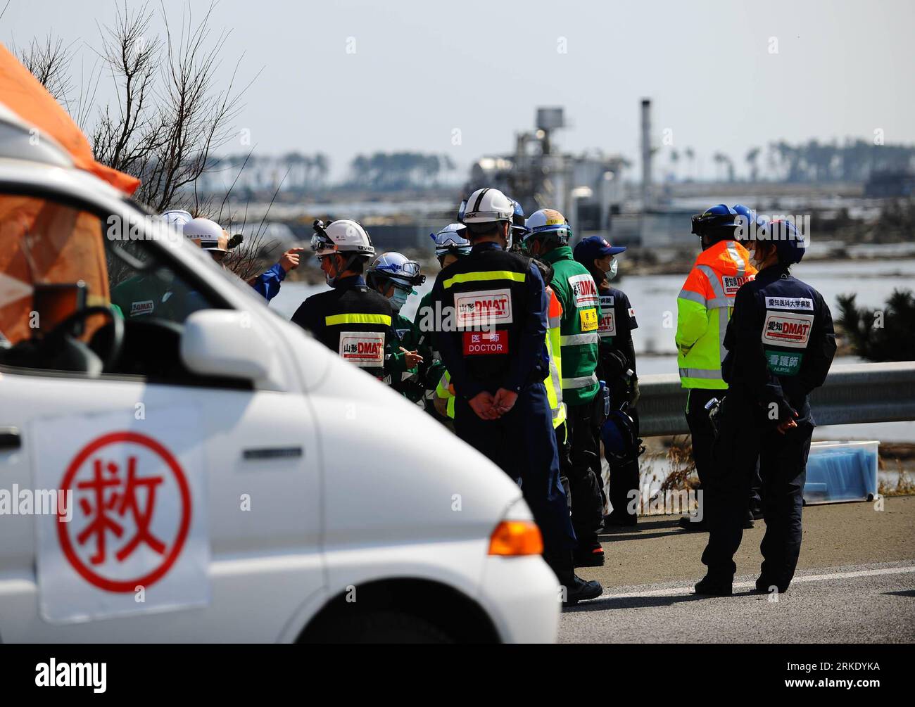 Bildnummer: 55019324  Datum: 13.03.2011  Copyright: imago/Xinhua SENDAI, March 13, 2011 (Xinhua) -- Rescuers are seen at Sanbontsuka of Wakabayashi District in Sendai City, Miyagi Prefecture, Japan, March 13, 2011. The area lost contact with the outside world after Friday s quake and tsunami. Friday s catastrophic earthquake in Japan and the following devastating tsunami have ravaged the country, while massive rescue and recovery efforts have been quickly launched to save lives and minimize losses. (Xinhua/Ji Chunpeng)(yc) JAPAN-QUAKE PUBLICATIONxNOTxINxCHN Gesellschaft Naturkatastrophe Erdbeb Stock Photo