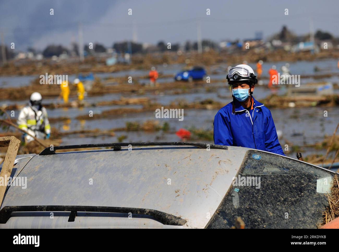 Bildnummer: 55019330  Datum: 13.03.2011  Copyright: imago/Xinhua SENDAI, March 13, 2011 (Xinhua) -- Rescuers search for survivors at Sanbontsuka of Wakabayashi in Sendai City, Miyagi Prefecture, Japan, March 13, 2011. The area lost contact with the outside world after Friday s quake and tsunami. Friday s catastrophic earthquake in Japan and the following devastating tsunami have ravaged the country, while massive rescue and recovery efforts have been quickly launched to save lives and minimize losses. (Xinhua/Ji Chunpeng)(yc) JAPAN-QUAKE PUBLICATIONxNOTxINxCHN Gesellschaft Naturkatastrophe Erd Stock Photo