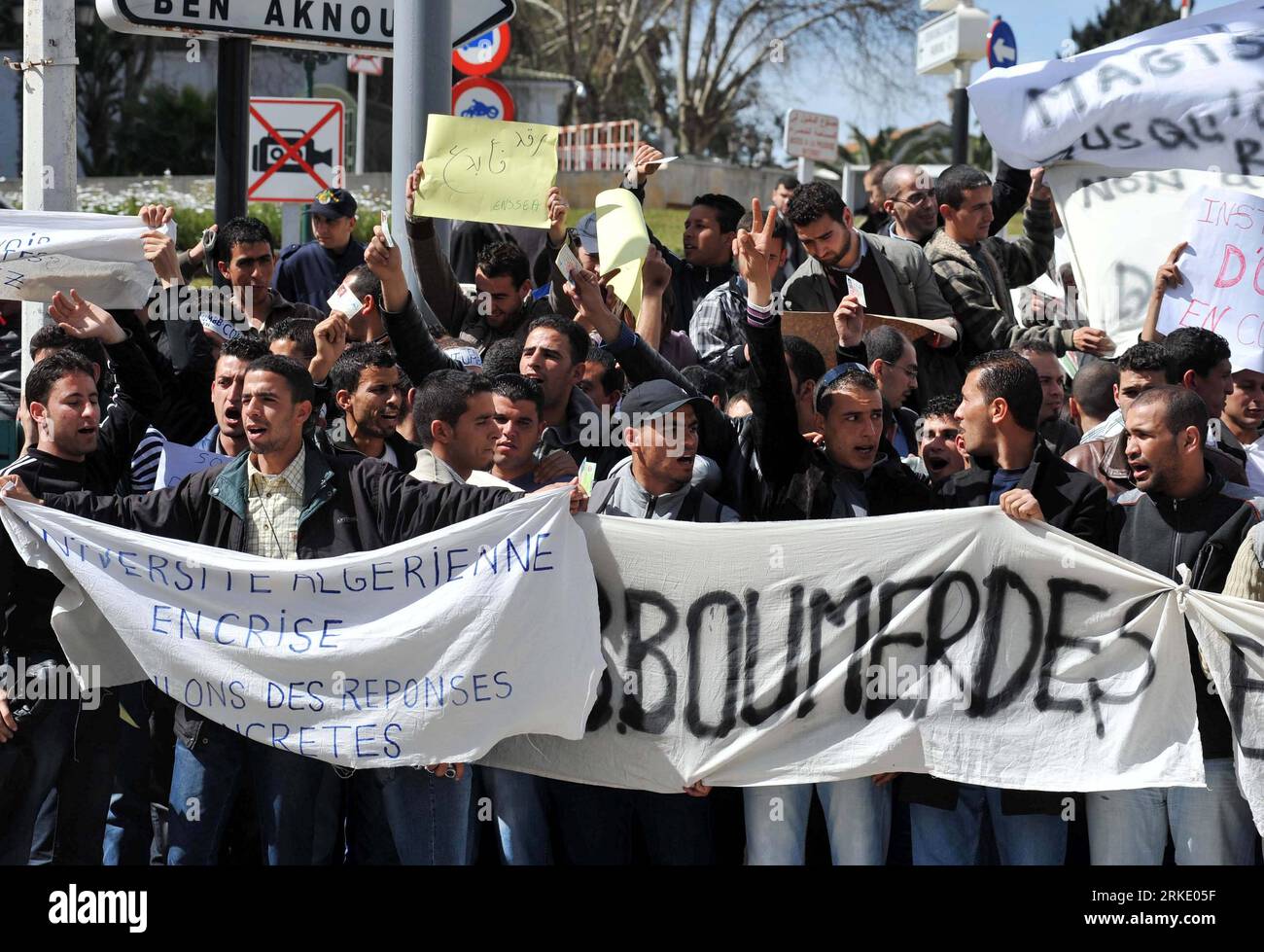Bildnummer: 55024186  Datum: 14.03.2011  Copyright: imago/Xinhua (110314) -- ALGIERS, March 14, 2011 (Xinhua) -- Algerian students from universities take part in a protest in front of the Presidential offices to call for reform of the Algerian universities in Algiers, Algeria, March 14, 2011. (Xinhua/Mohamed Kadri) (jl) ALGERIA-ALGIERS-STUDENTS-PROTEST PUBLICATIONxNOTxINxCHN Gesellschaft Demo Protest Studenten Studenten Demo Studentenprotest kbdig xdp premiumd 2011 quer  o0 Reformen, Bildungsreform    Bildnummer 55024186 Date 14 03 2011 Copyright Imago XINHUA  Algiers March 14 2011 XINHUA Alge Stock Photo