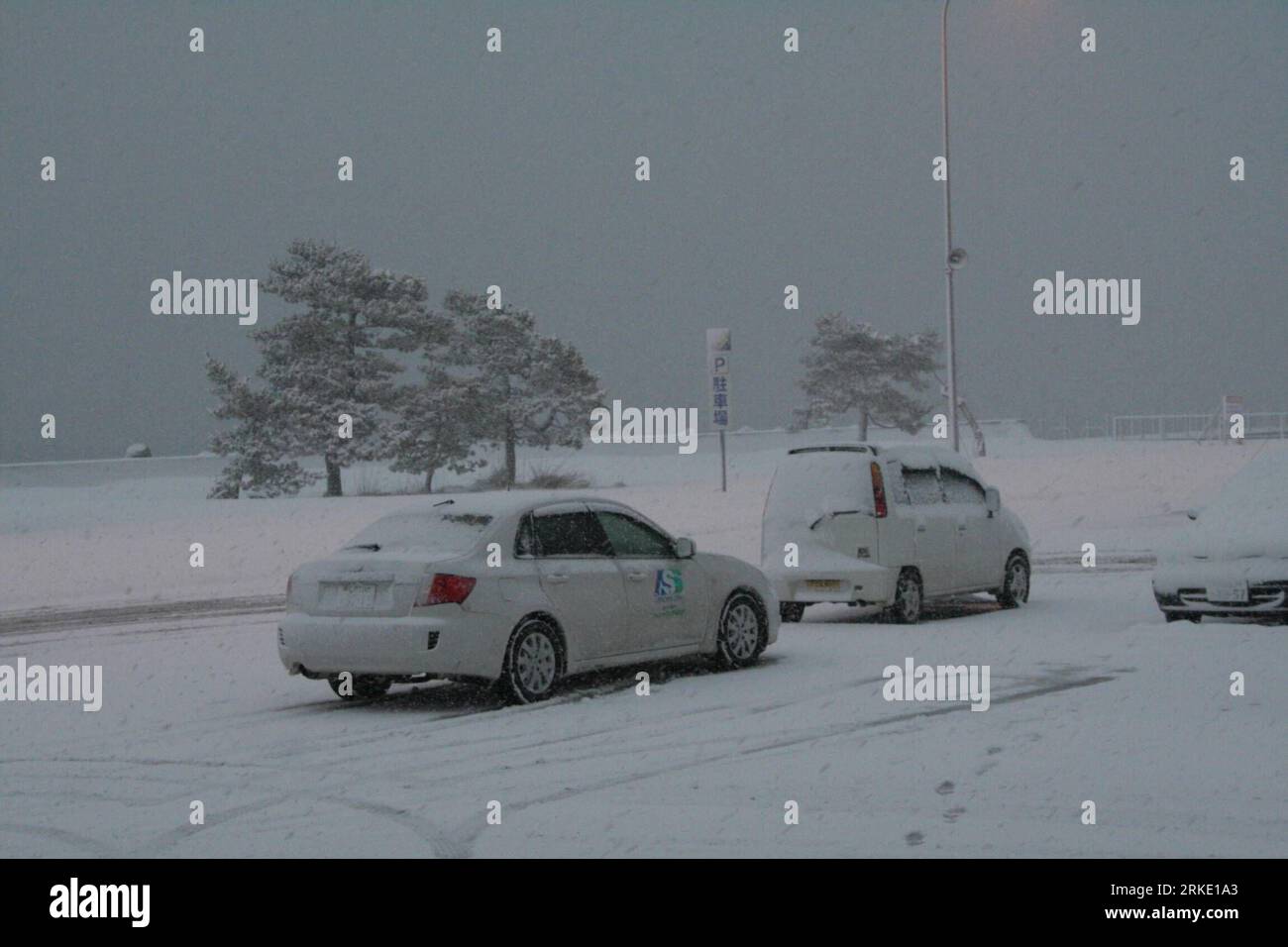 Bildnummer: 55035056  Datum: 16.03.2011  Copyright: imago/Xinhua (110315) -- AOMORI-KEN, March 16, 2011 (Xinhua) -- Vehicles move on the snow-covered road in the quake-hit area of Aomori-ken Prefecture, Japan, March 16, 2011. Heavy snow attacked Miyagi Prefecture and Iwate Prefecture on Wednesday.(Xinhua/Lan Jianzhong) (zcc) JAPAN-QUAKE-SNOW PUBLICATIONxNOTxINxCHN Gesellschaft Jahreszeit Winter Kälte Kälteeinbruch Wetter Schnee Naturkatastrophe Erdbeben kbdig xdp 2011 quer premiumd  o0 Schneesturm, Sturm, Verkehr, Straße    Bildnummer 55035056 Date 16 03 2011 Copyright Imago XINHUA  Aomori Ken Stock Photo