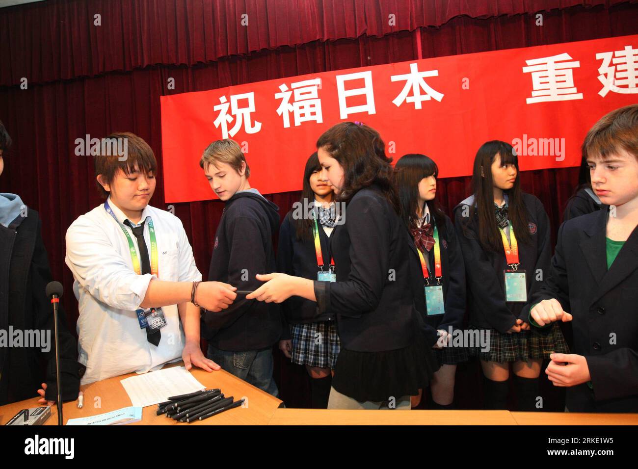 Bildnummer: 55038384 Datum: 17.03.2011 Copyright: imago/Xinhua (110317) --  BEIJING, March 17, 2011 (Xinhua) -- Japanese students present pens to their  classmates to thank them for donating money to quake-hit Japan in the
