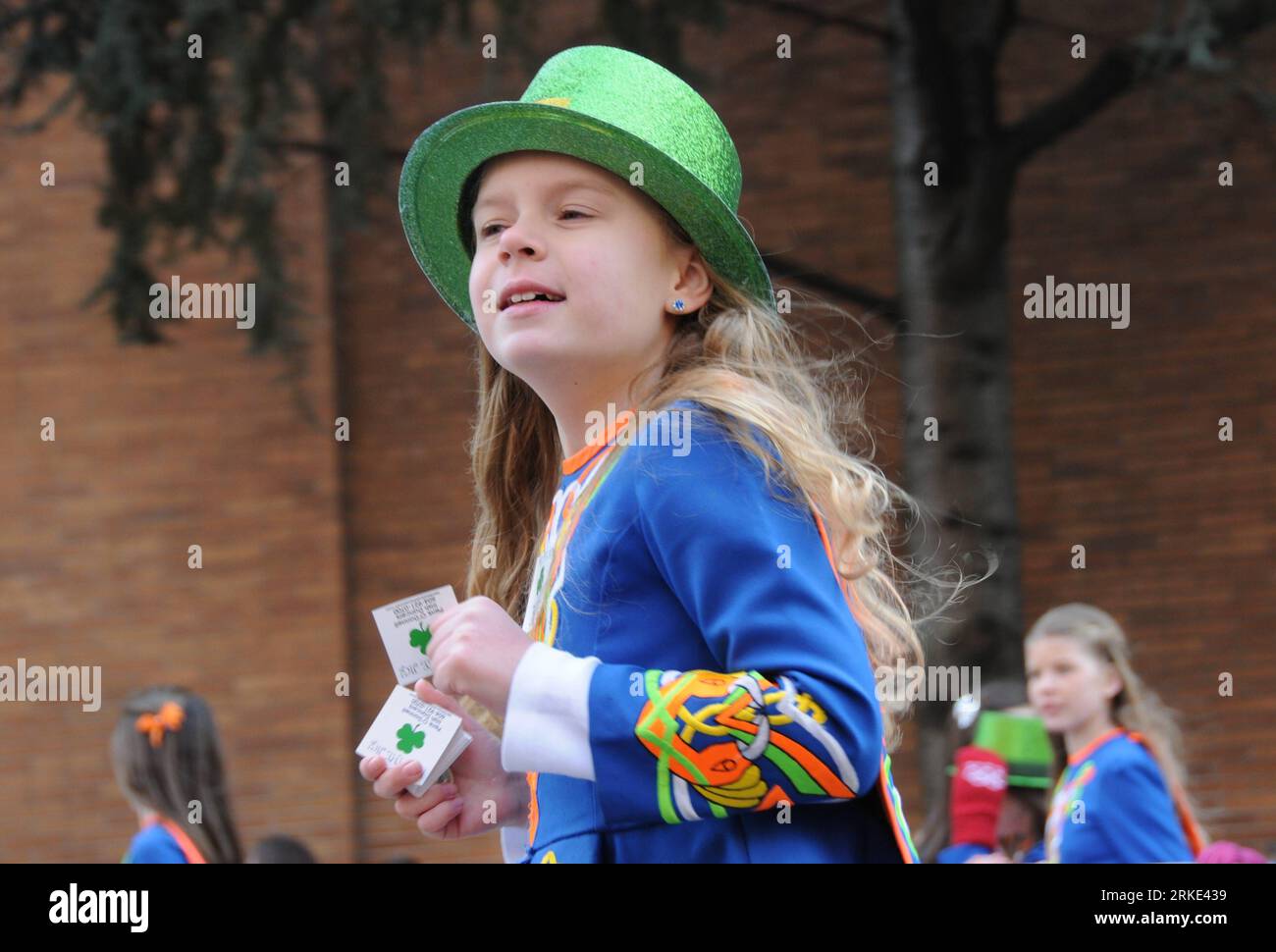 Bildnummer: 55049038 Datum: 21.03.2011 Copyright: imago/Xinhua (110321) --  VANCOUVER, March 21, 2011 (Xinhua) -- A girl who wears a green hat and  holds clover stickers in her hands joins the parade of
