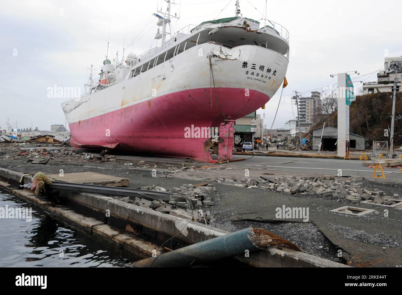 Bildnummer: 55049019  Datum: 21.03.2011  Copyright: imago/Xinhua (110321) -- MIYAGI-KEN, March 21, 2011 (Xinhua) -- A ship is seen on the ground in kesennuma, Miyagi-ken in Japan, March 21, 2011. Japan s recent earthquake and tsunami would cause up to 235 billion U.S. dollars in damage and a temporary impact on the economic growth of Japan and the region, but the growth will pick up after mid-2011 as reconstruction efforts get underway, the World Bank said in a report on Monday. (Xinhua/Song Zhenping) (lmz) JAPAN-MIYAGI-KEN-QUAKE PUBLICATIONxNOTxINxCHN Gesellschaft Japan Naturkatastrophe Erdbe Stock Photo