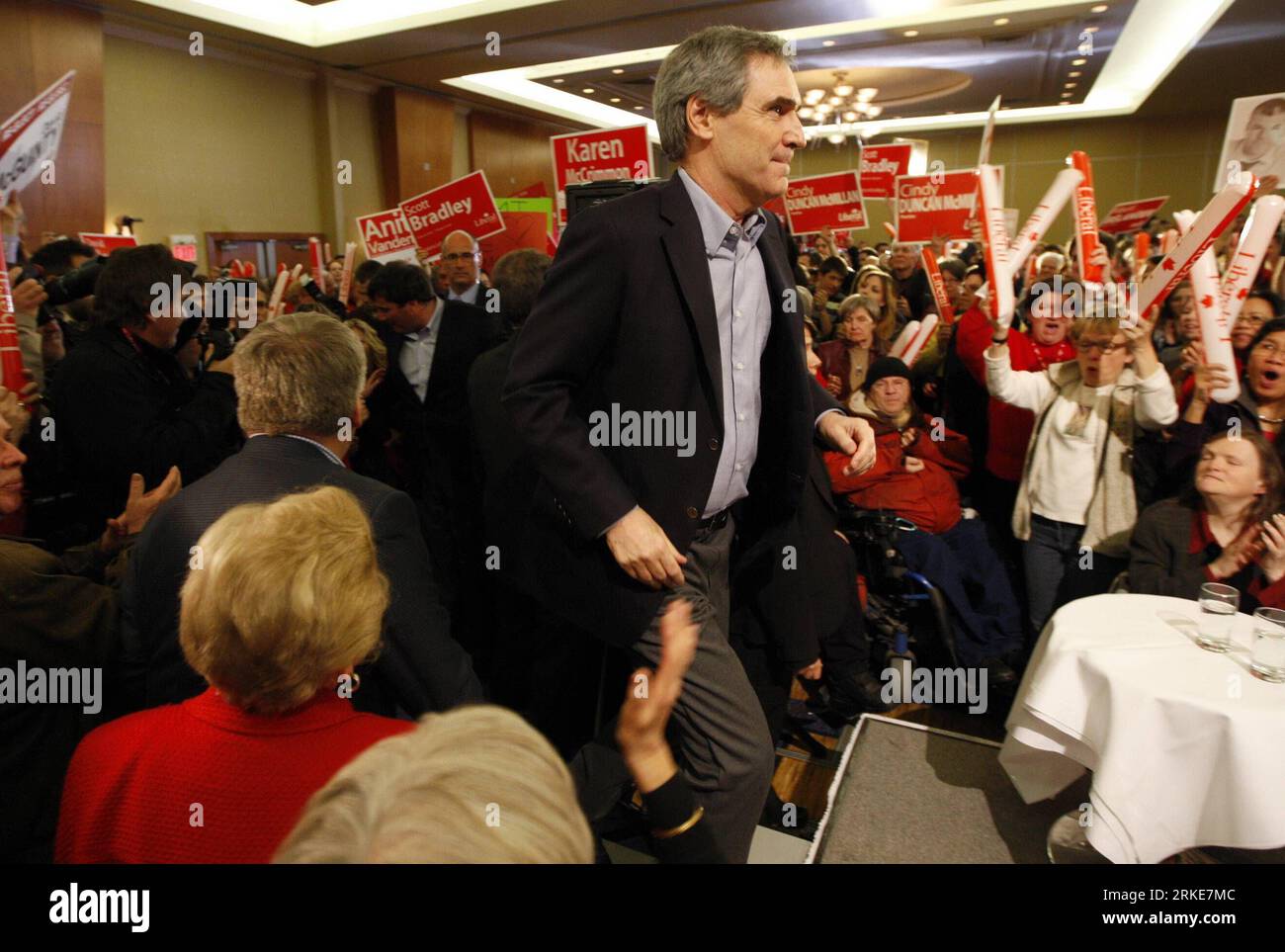 Bildnummer: 55091988  Datum: 26.03.2011  Copyright: imago/Xinhua (110327) -- OTTAWA, March 27, 2011 (Xinhua) -- Canada s Liberal Party leader Michael Ignatieff launches his campaign in Ottawa, Canada, March 26, 2011. Canada s political party leaders kicked off their campaigns for the 41st general election Saturday after the Canadian House of Commons passed a non-confidence motion defeating the Conservative government led by Prime Minister Stephen Harper for contempt of Parliament. (Xinhua/David Kawai) (lyx) CANADA-GENERAL ELECTION-PARTY LEADERS-CAMPAIGN PUBLICATIONxNOTxINxCHN People Politik Wa Stock Photo