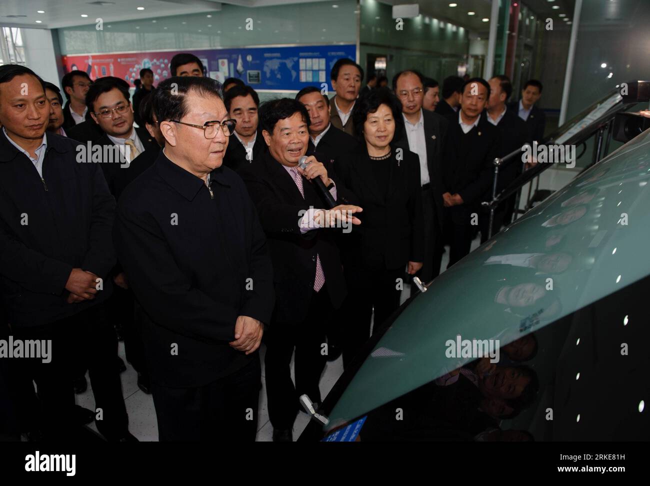 Bildnummer: 55098538  Datum: 25.03.2011  Copyright: imago/Xinhua FUZHOU, March 27, 2011 (Xinhua) -- Li Changchun (L, front), member of the Standing Committee of the Political Bureau of the Communist Party of China (CPC) Central Committee, listens to the introduction of the innovation works of Fuyao Group during his inspection visit to southeast China s Fujian Province, March 25, 2011. Li Changchun paid an inspection visit to Fujian Province from March 24 to 27. (Xinhua/Jiang Kehong)(xzj) CHINA-FUJIAN-LI CHANGCHUN-INSPECTION (CN) PUBLICATIONxNOTxINxCHN Politik People kbdig xng 2011 quer    Bild Stock Photo