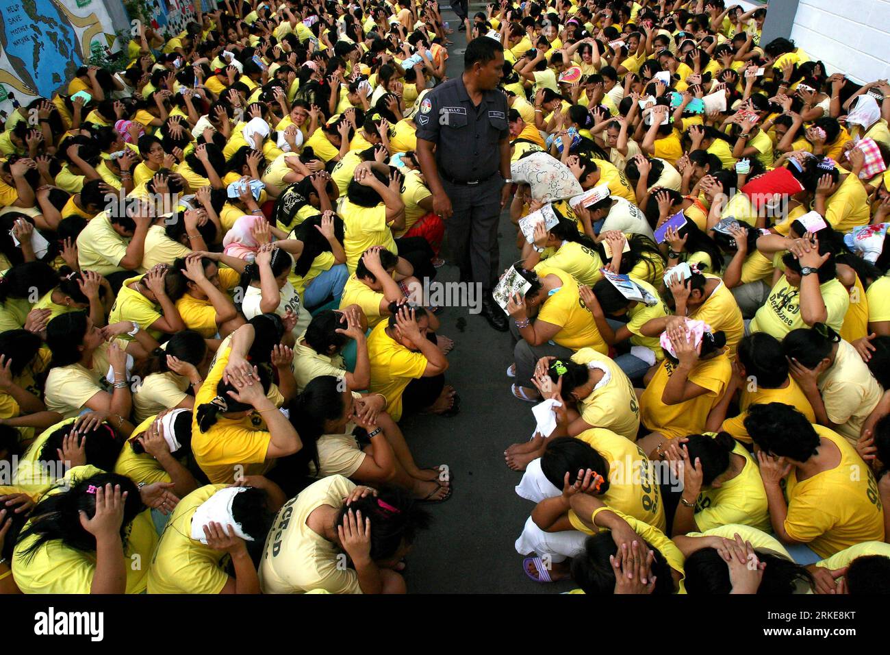 Bildnummer: 55127472  Datum: 29.03.2011  Copyright: imago/Xinhua (110329) -- MANILA, March 29, 2011 (Xinhua) -- A jail officer observes female inmates ducking and covering their heads during an earthquake drill inside the Female Detention Center in Quezon City, north of Manila, the Philippines, March 29, 2011. (Xinhua/Rouelle Umali) (ybg) PHILIPPINES-MANILA-EARTHQUAKE-DRILL PUBLICATIONxNOTxINxCHN Gesellschaft Naturkatastrophe Erdbeben Übung Erdbebenübung kbdig xsk 2011 quer  o0 Katastrophenschutzübung, Totale    Bildnummer 55127472 Date 29 03 2011 Copyright Imago XINHUA  Manila March 29 2011 X Stock Photo