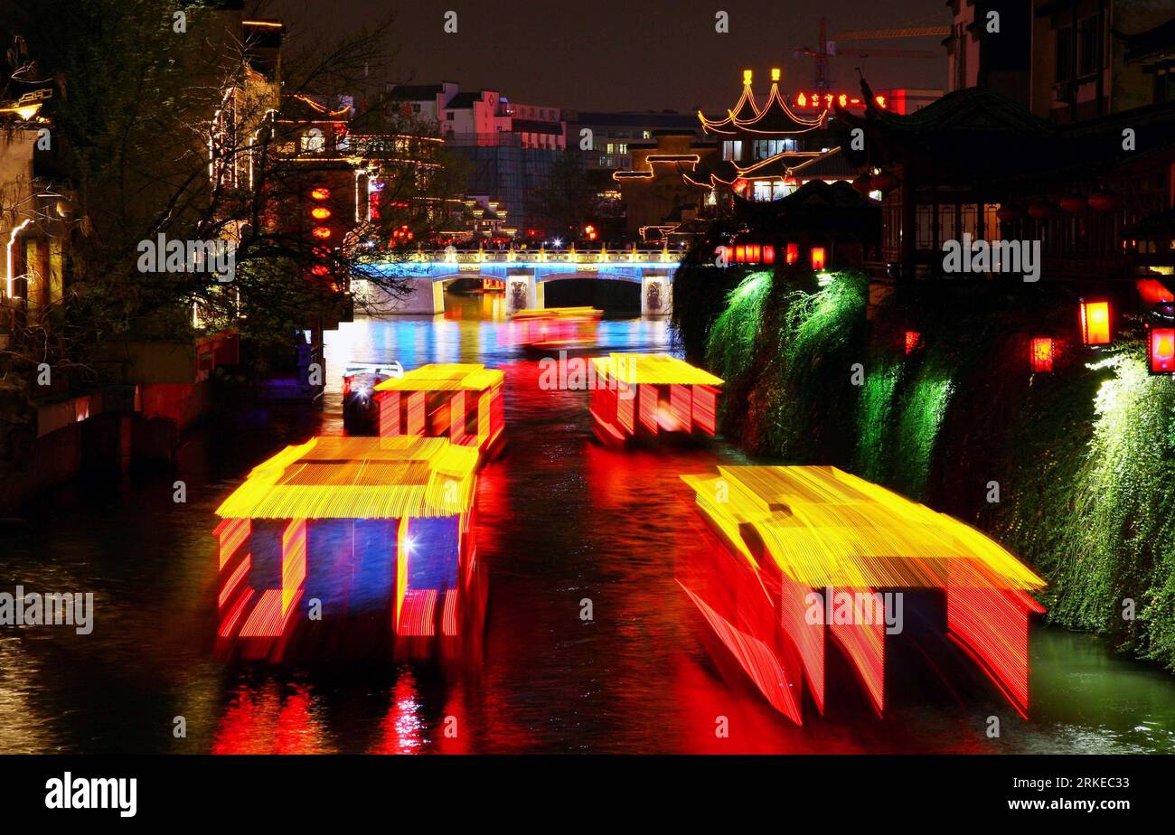 Bildnummer: 55215260  Datum: 03.04.2011  Copyright: imago/Xinhua (110404) -- NANJING, April 4, 2011 (Xinhua) -- Photo taken with a long exposure shows illuminated boats moving on the Qinhuai River in Nanjing, capital of east China s Jiangsu Province, April 3, 2011. A month-long spring tourism festival was kicked off here Sunday, showcasing local time-honored culture and beautiful scenery. (Xinhua/Wang Xin) (hdt)  CHINA-NANJING-QINHUAI RIVER-NIGHT SCENE PUBLICATIONxNOTxINxCHN Gesellschaft Restlicht Illumination Landschaft nachts kbdig xng 2011 quer premiumd o0 Langzeitbelichtung, Boot    Bildnu Stock Photo