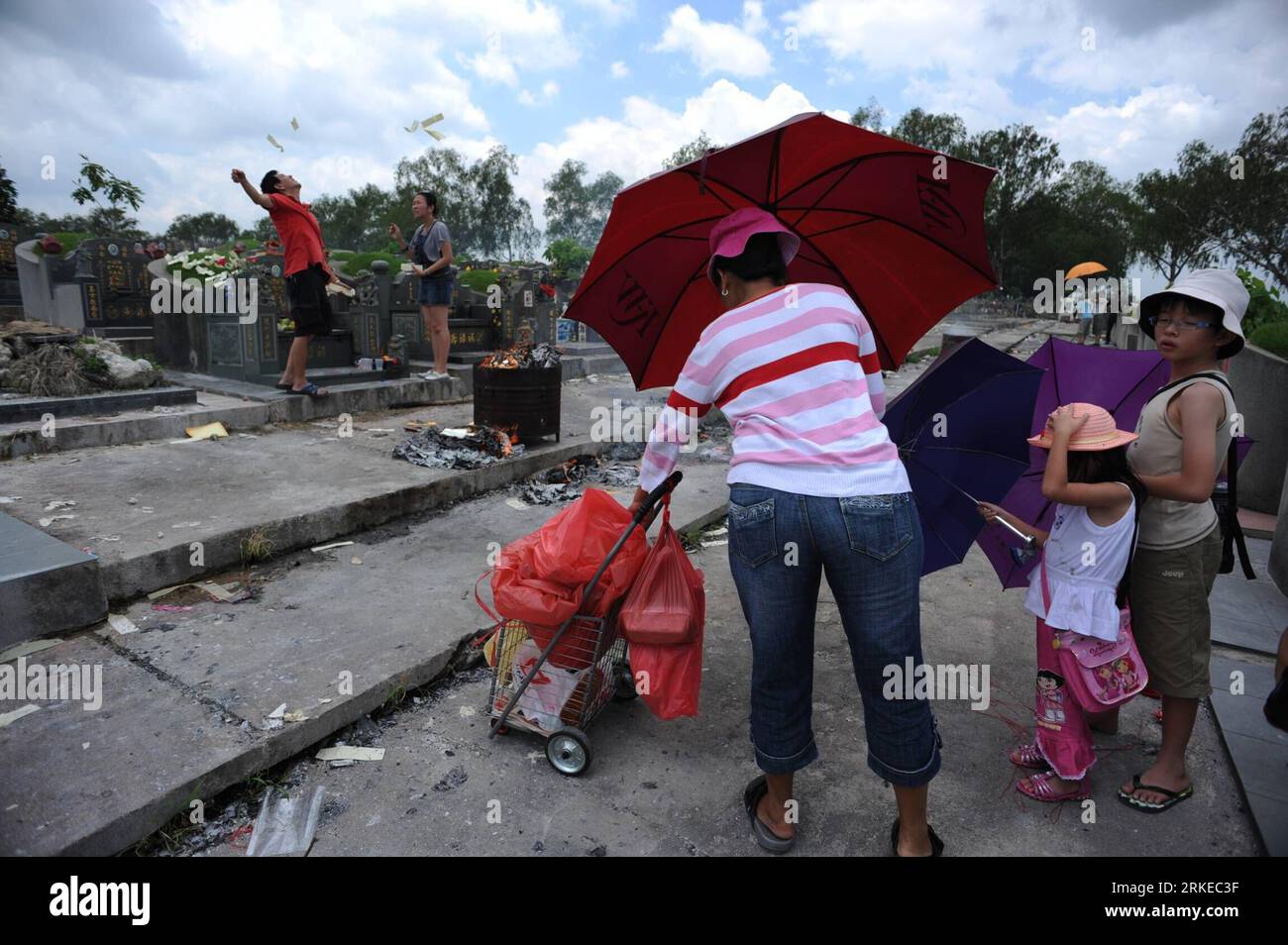 Paper offering chinese dead hi-res stock photography and images - Alamy