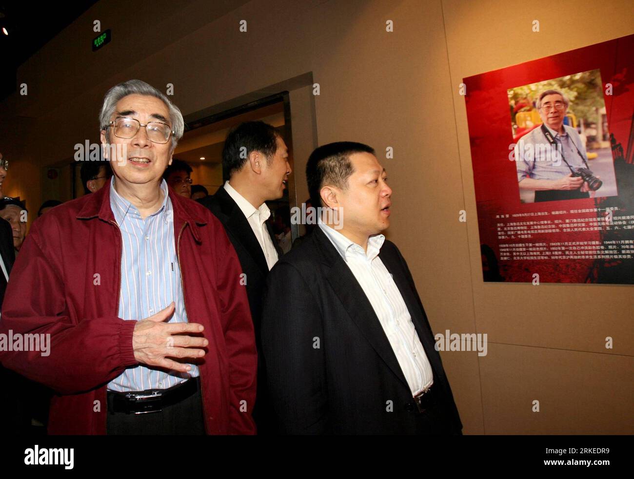 Bildnummer: 55244025  Datum: 06.11.2010  Copyright: imago/Xinhua (110407) -- SHANGHAI, April 7,  (Xinhua) -- File photo taken on Nov. 6, 2010 shows Zhou Haiying (L) at his photo exhibition held in Shanghai, east China. Zhou Haiying, the son of the famous 20th century Chinese writer Lu Xun, died of illness Thursday morning at the age of 81 in Beijing. China s State Administration of Radio, Film and Television (SARFT), the government agency which Zhou once worked for, issued an obituary on its website. (Xinhua/Liu Ying) (hdt) FILE-CHINA-ZHOU HAIYING-DEATH (CN) PUBLICATIONxNOTxINxCHN People Kultu Stock Photo