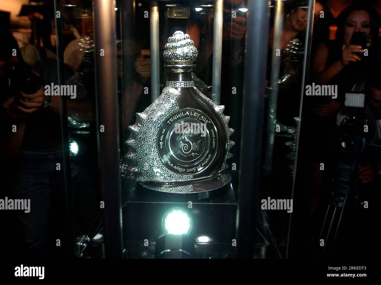 Bildnummer: 55244007  Datum: 06.04.2011  Copyright: imago/Xinhua (110407) -- GUADALAJARA, April 7, 2011 (Xinhua) -- Members of the tequila company Hacienda la Capilla present the world s most expensive bottle of tequila, at the Cabanas Cultural Institute, in Guadalajara, Mexico, on April 6, 2011. The bottle is valued at 3.5 millon dollars and was made with 4,100 diamonds of 328.5 carats and 2.3 kg of platinum. (Xinhua/Felipe Salgado) (jl) MEXICO-GUADALAJARA-TEQUILA PUBLICATIONxNOTxINxCHN Kultur Objekte kbdig xsk 2011 quer o0 Flasche, Tequilaflasche, Luxus, Alkohol    Bildnummer 55244007 Date 0 Stock Photo