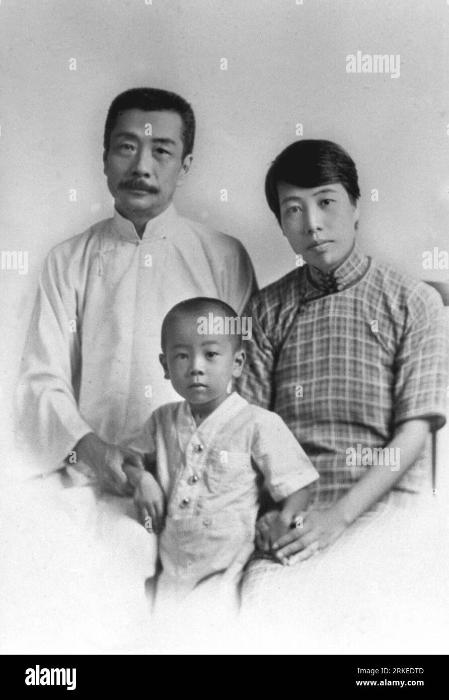 Bildnummer: 55244028  Datum: 07.04.1933  Copyright: imago/Xinhua (110407) -- SHANGHAI, April 7,  (Xinhua) -- File photo taken in 1933 shows Zhou Haiying (bottom) and his parents. Zhou Haiying, the son of the famous 20th century Chinese writer Lu Xun, died of illness Thursday morning at the age of 81 in Beijing. China s State Administration of Radio, Film and Television (SARFT), the government agency which Zhou once worked for, issued an obituary on its website. (Xinhua) (hdt) FILE-CHINA-ZHOU HAIYING-DEATH (CN) PUBLICATIONxNOTxINxCHN People Kultur Literatur kbdig xsk 1933 hoch o0 Sohn, Kind, Va Stock Photo