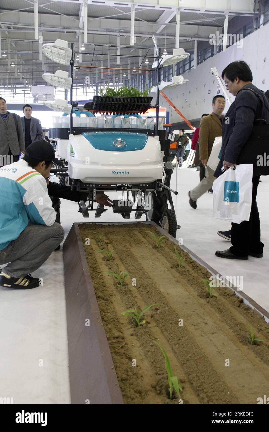 Bildnummer: 55244086  Datum: 07.04.2011  Copyright: imago/Xinhua (110407) -- NANJING, April 7, 2011 (Xinhua) -- A seed drill is seen during AGMA China 2011 in Nanjing, capital of east China s Jiangsu Province, April 7, 2011. AGMA China 2011, a three-day international farm machinery fair, kicked off here Thursday, with the participation of more than 360 exhibitors from 21 countries and regions. (Xinhua/Dong Jinlin) (ljh)  CHINA-NANJING-AGMA CHINA 2011-OPEN (CN) PUBLICATIONxNOTxINxCHN Wirtschaft Landwirtschaft Messe Agrarmesse Landwirtschaftsmesse Objekte kbdig xsk 2011 hoch    Bildnummer 552440 Stock Photo