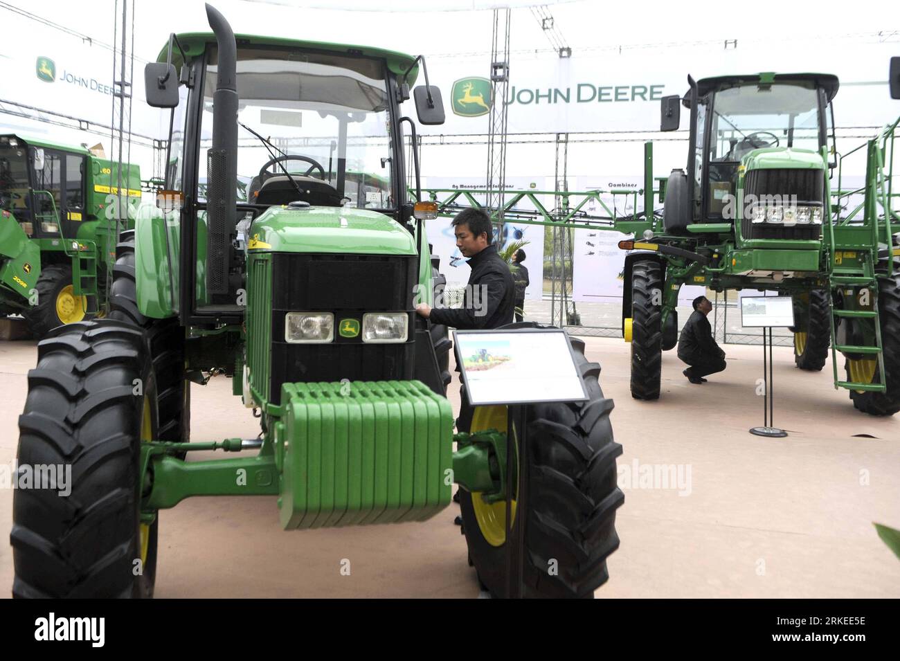 Bildnummer: 55244088  Datum: 07.04.2011  Copyright: imago/Xinhua (110407) -- NANJING, April 7, 2011 (Xinhua) -- Tractors are seen during AGMA China 2011 in Nanjing, capital of east China s Jiangsu Province, April 7, 2011. AGMA China 2011, a three-day international farm machinery fair, kicked off here Thursday, with the participation of more than 360 exhibitors from 21 countries and regions. (Xinhua/Dong Jinlin) (ljh)  CHINA-NANJING-AGMA CHINA 2011-OPEN (CN) PUBLICATIONxNOTxINxCHN Wirtschaft Landwirtschaft Messe Agrarmesse Landwirtschaftsmesse Objekte kbdig xsk 2011 quer o0 Traktor, John Deere Stock Photo