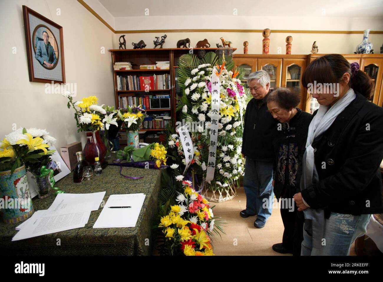 Bildnummer: 55246759  Datum: 08.04.2011  Copyright: imago/Xinhua (110408) -- BEIJING, April 8, 2011 (Xinhua) -- The family of Xu Guangping s adopted daughter Jin Yuyin(C) mourn Zhou Haiying in Beijing, capital of China, April 8, 2011. Zhou Haiying, the son of the famous 20th Chinese century writer Lu Xun whose real name is Zhou Shuren, died of illness Thursday morning at the age of 81 in Beijing. Zhou Haiying, the son of Lu Xun and Xu Guangping, was born in September 27, 1929 in Shanghai. (Xinhua/Jin Liwang)(zxh) CHINA-BEIJING-ZHOU HAIYING-MEMORIAL (CN) PUBLICATIONxNOTxINxCHN People Literatur Stock Photo