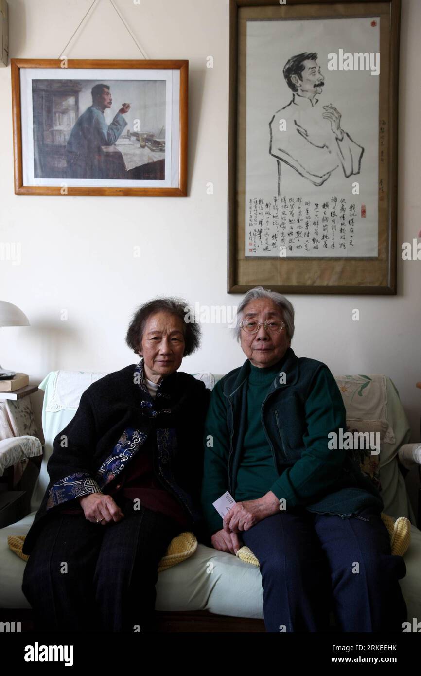 Bildnummer: 55246760  Datum: 08.04.2011  Copyright: imago/Xinhua (110408) -- BEIJING, April 8, 2011 (Xinhua) -- Xu Guangping s adopted daughter Jin Yuyin (L) sits with Zhou Haiying s wife Ma Xinyun at Zhou Haiying s study in Beijing, capital of China, April 8, 2011. Zhou Haiying, the son of the famous 20th Chinese century writer Lu Xun whose real name is Zhou Shuren, died of illness Thursday morning at the age of 81 in Beijing. Zhou Haiying, the son of Lu Xun and Xu Guangping, was born in September 27, 1929 in Shanghai. (Xinhua/Jin Liwang)(zxh) CHINA-BEIJING-ZHOU HAIYING-MEMORIAL (CN) PUBLICAT Stock Photo