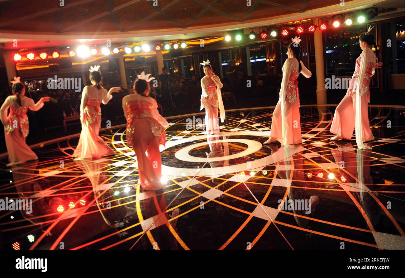 Bildnummer: 55249415  Datum: 07.04.2011  Copyright: imago/Xinhua (110410) -- YICHANG, April 10, 2011 (Xinhua) -- Dancers perform in a show lounge of the cruise ship Presidential Flagship as the liner sails on the Yangtze River on April 7, 2011. Presidential Flagship , a six-deck luxury liner that has 187 staterooms and can carry 374 passengers, was launched in Chongqing, southwest China, on Thursday. The cruise liner is fully booked for the rest of the first half of 2011, though a berth costs 3,500 yuan (534 U.S. dollars). (Xinhua/Jin Liangkuai) (ljh) CHINA-YANGTZE RIVER-LUXURY CRUISE SHIP-LAU Stock Photo