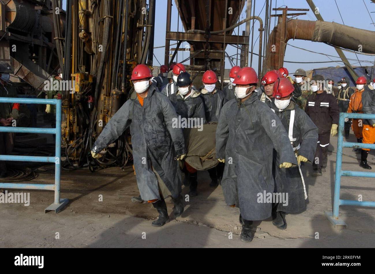 Bildnummer: 55250624  Datum: 10.04.2011  Copyright: imago/Xinhua ZHENGNING, April 10, 2011 (Xinhua) -- Rescuers carry a body at Hetaoyu coal mine in Zhengning county of northwest China s Gansu Province, April 10, 2011. A 6-ton bucket full of coal gangue fell down a 500-meter depth mine pit at Hetaoyu coal mine on April 5, 2010, trapping 6 workers underground. After days of rescue work, by 8:00 p.m. Sunday, one body was found, other 5 workers still missing. (Xinhua/Lian Zhenxiang) (xzj) CHINA-GANSU-ZHENGNING-COAL MINE ACCIDENT-RESCUE (CN) PUBLICATIONxNOTxINxCHN Gesellschaft Wirtschaft Mine Ungl Stock Photo
