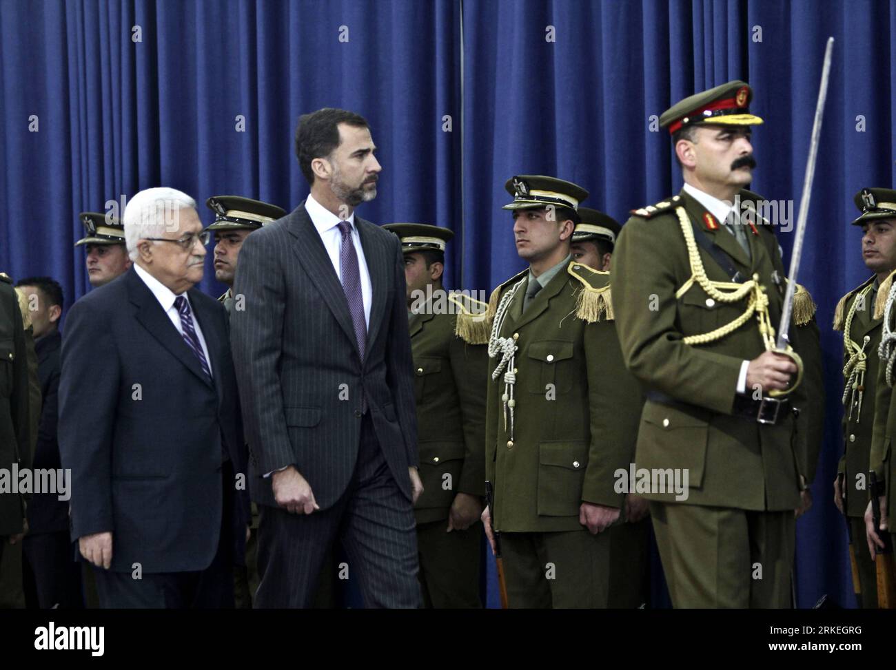 Bildnummer: 55255901  Datum: 12.04.2011  Copyright: imago/Xinhua (110412)-- WEST BANK, APRIL 12, 2011 (Xinhua) -- Spanish Crown Prince Felipe de Borbon(2nd L) and Palestinian president Mahmoud Abbas(1st L) review the honor guards upon Felipe s arrival in the West Bank city of Ramallah, on April 12, 2011. Felipe and his wife were in a short visit to the region. (Xinhua/Fadi Arouri) MIDEAST-WEST BANK-SPAIN-CROWN-PRINCE-FELIPE PUBLICATIONxNOTxINxCHN People Politik kbdig xkg 2011 quer o0 Adel Königshaus Spanien    Bildnummer 55255901 Date 12 04 2011 Copyright Imago XINHUA  WEST Bank April 12 2011 Stock Photo