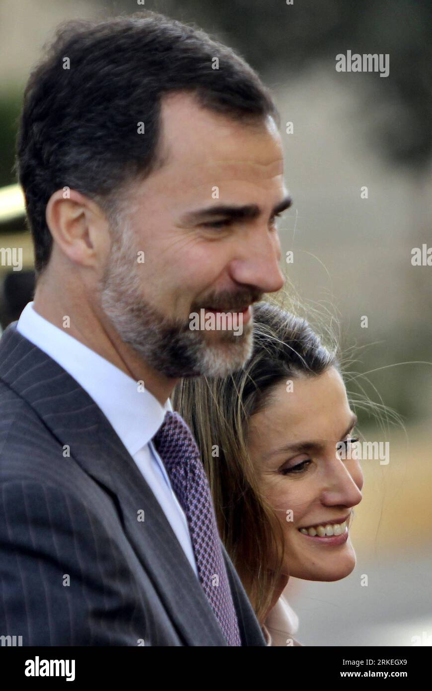 Bildnummer: 55255938  Datum: 12.04.2011  Copyright: imago/Xinhua (110412)-- WEST BANK, APRIL 12, 2011 (Xinhua) -- Spanish Crown Prince Felipe de Borbon(2nd L) and Princess Letizia chat with Palestinian President during a farewell ceremony after their meeting in the West Bank city of Ramallah, on April 12, 2011. Felipe and his wife Princess Letizia were in a short visit to the region. (Xinhua/Fadi Arouri) MIDEAST-WEST BANK-SPAIN-CROWN-PRINCE-FELIPE PUBLICATIONxNOTxINxCHN Entertainment People Adel Königshaus ESP kbdig xkg 2011 hoch  o0 Frau, Ehefrau, Familie    Bildnummer 55255938 Date 12 04 201 Stock Photo