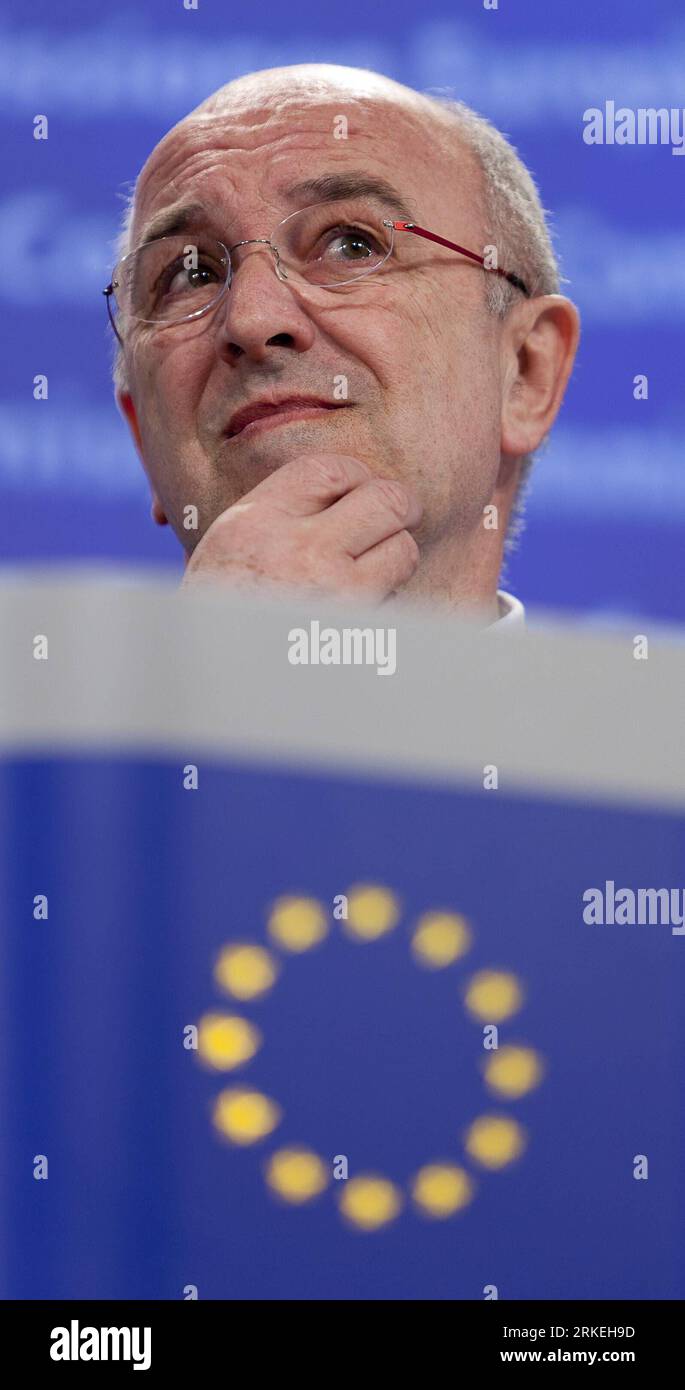 Bildnummer: 55259088  Datum: 13.04.2011  Copyright: imago/Xinhua (110413) -- BRUSSELS, April 13, 2011 (Xinhua) -- Joaquin Almunia, vice president of the commission in charge of competition policy attends a press conference at EU headquarters in Brussels, capital of Belgium on April 13, 2011. The European Union (EU) antitrust regulator on Wednesday fined consumer goods giants Procter & Gamble (P&G) and Unilever a total of 315.2 million euros (456 million U.S. dollars) for fixing washing powder prices. (Xinhua/Thierry Monasse) BELGIUM-EU-FINES-P&G-UNILEVER PUBLICATIONxNOTxINxCHN Politik People k Stock Photo