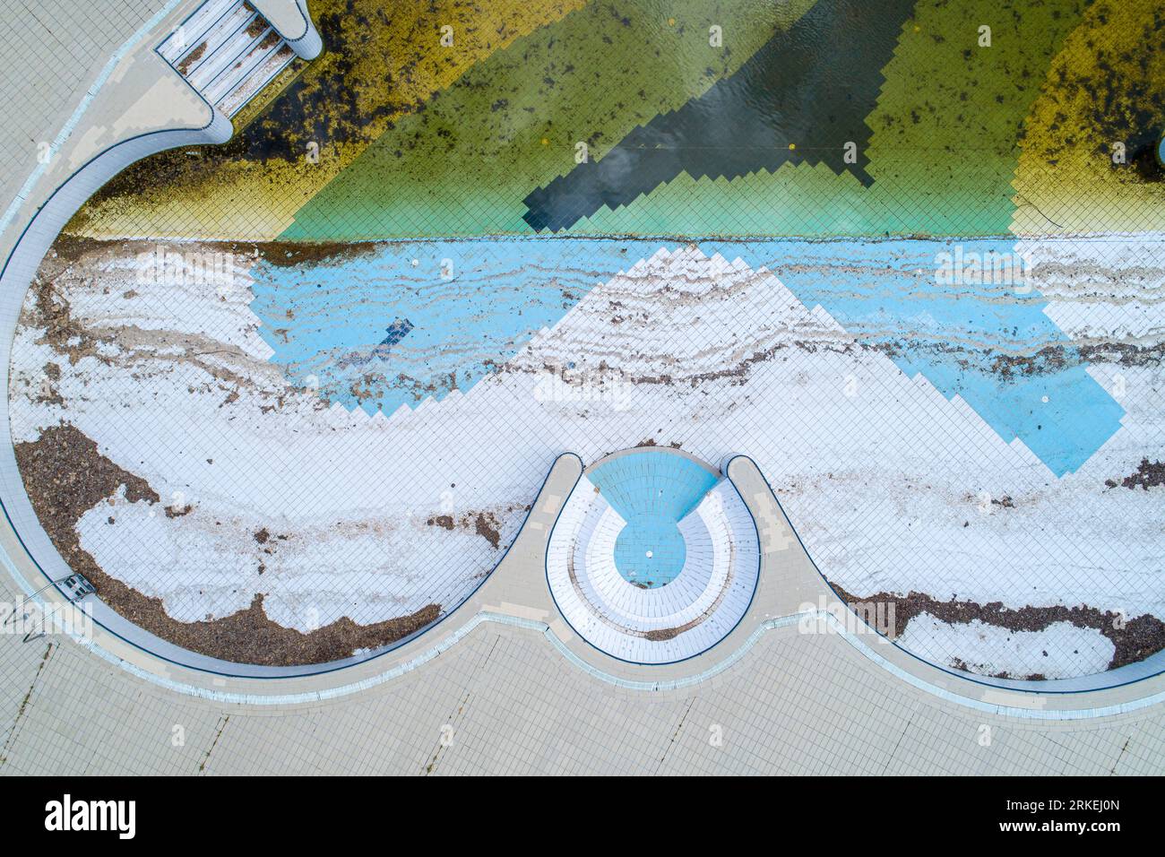 Swimming pool empty down aerial hi-res stock photography and images - Alamy
