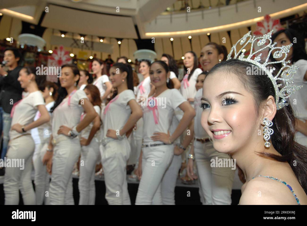 Bildnummer: 55271215  Datum: 18.04.2011  Copyright: imago/Xinhua (110418) -- BANGKOK, April 18, 2011 (Xinhua) -- Beautiful ladyboys pose during the beauty pageant Miss Tiffany s Universe 2011 s in the first elimination round at Central World shopping Mall, Bangkok, capital of Thailand, April 18, 2011. (Xinhua/Rachen Sageamsak) (lmz) THAILAND-BANGKOK-MISS TIFFANY-PAGEANT PUBLICATIONxNOTxINxCHN Gesellschaft Misswahl Schönheitswettbewerb xo0x kbdig xub 2011 quer     Bildnummer 55271215 Date 18 04 2011 Copyright Imago XINHUA  Bangkok April 18 2011 XINHUA Beautiful Lady Boys Pose during The Beauty Stock Photo