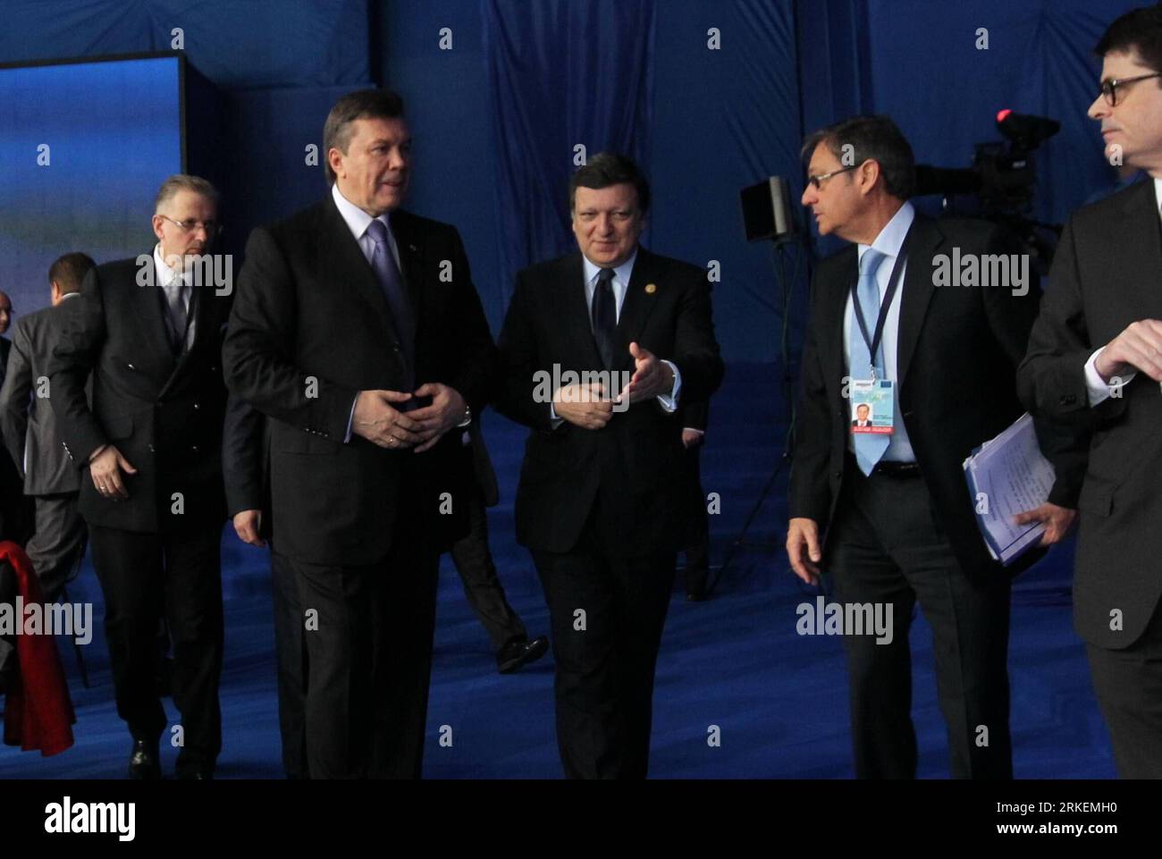 Bildnummer: 55274530  Datum: 19.04.2011  Copyright: imago/Xinhua (110419) -- KIEV, April 19, 2011 (Xinhua) -- European Commission President Jose Manuel Barroso (3rd R) and Ukrainian President Viktor Yanukovich (4th R) arrive at the venue of the Kiev Summit on safe and innovative use of nuclear energy in Kiev, capital of Ukraine, April 19, 2011. (Xinhua/Lu Jinbo) (lyi) UKRAINE-KIEV-NUCLEAR-SUMIT PUBLICATIONxNOTxINxCHN Politik People Atomenergie Tschernobylkonferenz Konferenz atomare Sicherheit kbdig xub 2011 quer premiumd     Bildnummer 55274530 Date 19 04 2011 Copyright Imago XINHUA  Kiev Apri Stock Photo