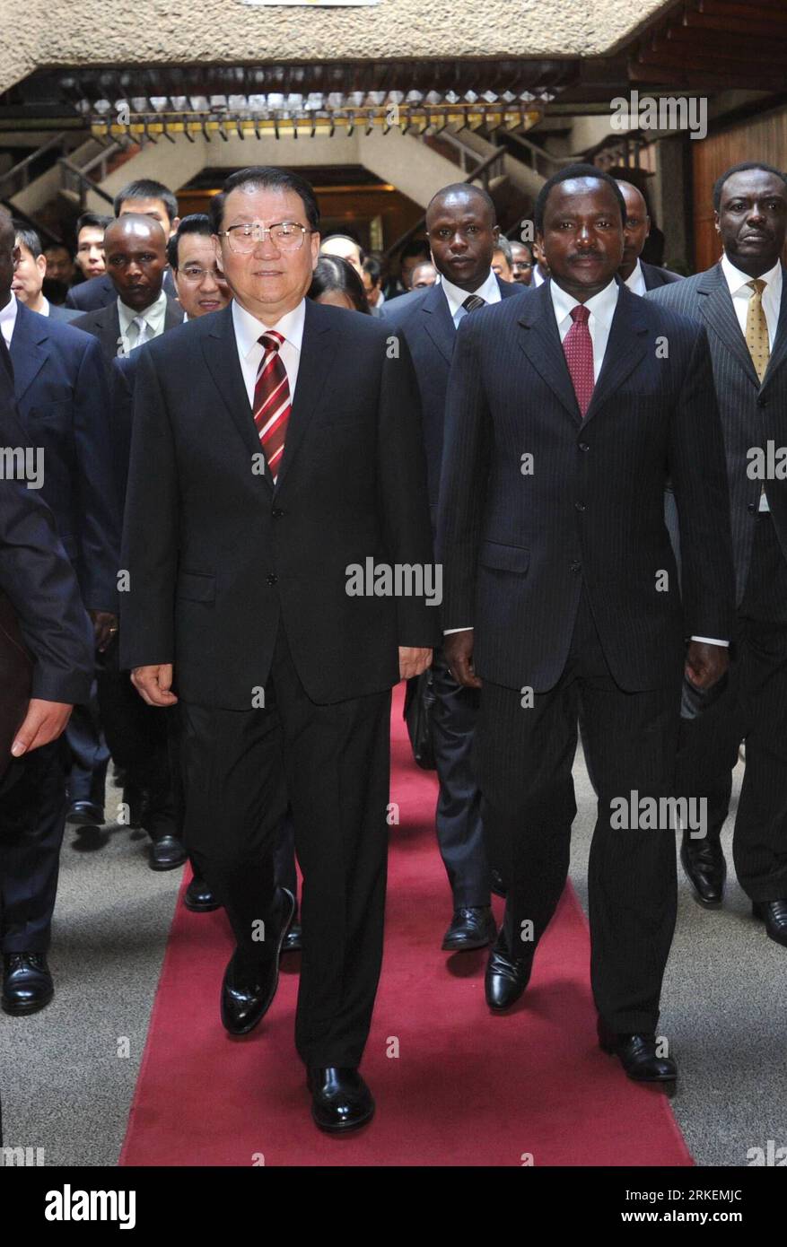 Bildnummer: 55274559  Datum: 19.04.2011  Copyright: imago/Xinhua (110419) -- NAIROBI, April 19, 2011 (Xinhua) -- Li Changchun (L front), a member of the Standing Committee of the Communist Party of China Central Committee s Political Bureau, and Kenyan Vice President Kalonzo Musyoka (R front) attend the soft-launch ceremony of the first-ever mobile newspaper in sub-Saharan Africa, Xinhua Mobile Newspaper, in Nairobi, capital of Kenya, April 19, 2011. (Xinhua/Ma Zhancheng) (hdt) KENYA-CHINA-LI CHANGCHUN-XINHUA-MOBILE NEWSPAPER PUBLICATIONxNOTxINxCHN Politik People kbdig xub 2011 hoch premiumd Stock Photo