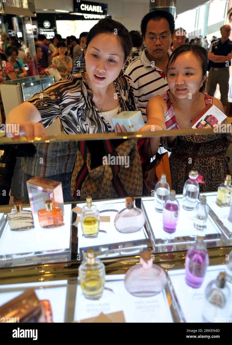 Bildnummer: 55277546  Datum: 20.04.2011  Copyright: imago/Xinhua (110420) -- SANYA, April 20, 2011 (Xinhua) -- Customers choose perfumes at a tax-free shop in Sanya, south China s Hainan Province, April 20, 2011. An offshore tax-free scheme for mainland shoppers is due to kick off on a trial basis across Hainan from April 20. The policy will prevent mainland visitors from paying various types of taxes on up to 5,000 (762 US dollars) worth of imported goods bought at selected duty-free stores on the tropical islands province in the south China. Only travelers who are 18 or older will avoid payi Stock Photo