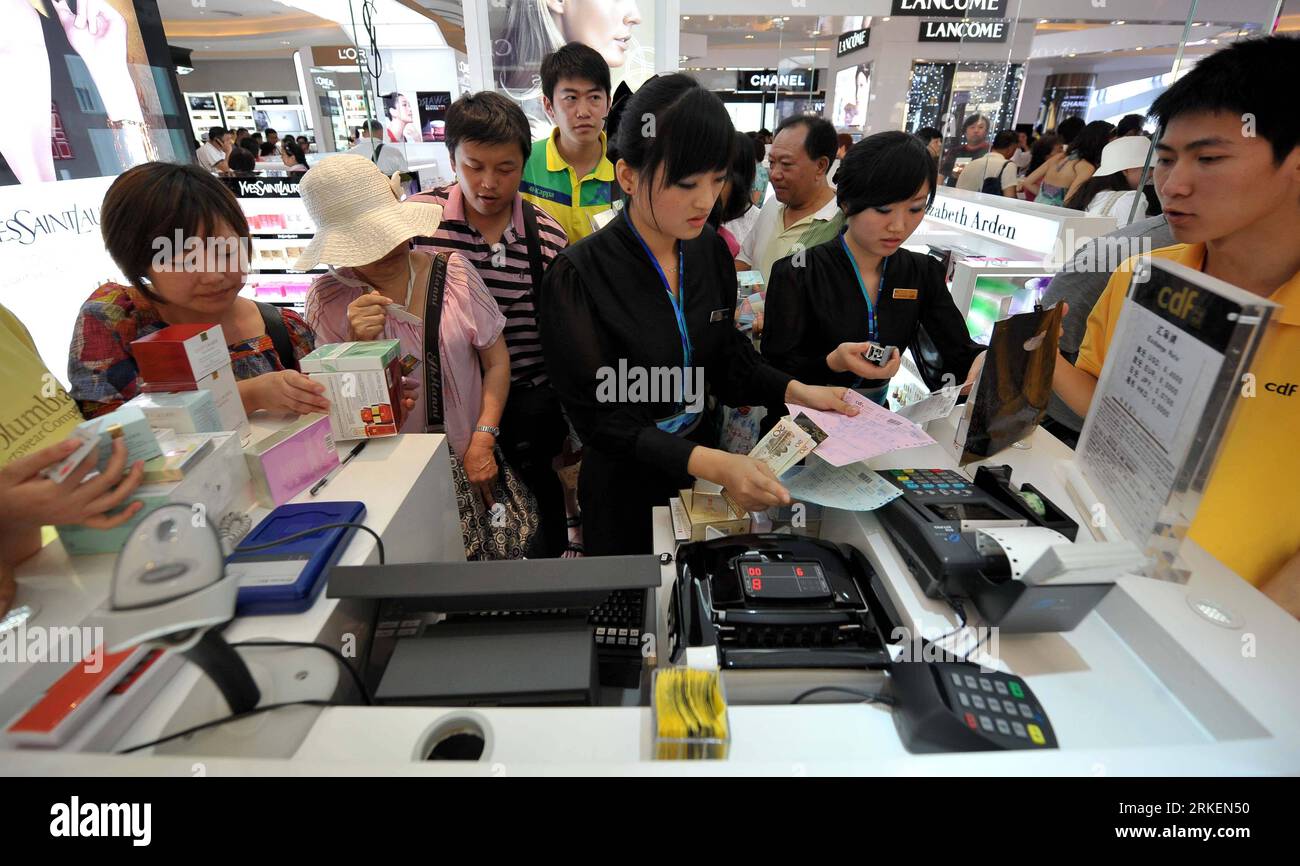 Bildnummer: 55277549  Datum: 20.04.2011  Copyright: imago/Xinhua (110420) -- SANYA, April 20, 2011 (Xinhua) -- Customers square accounts at a tax-free shop in Sanya, south China s Hainan Province, April 20, 2011. An offshore tax-free scheme for mainland shoppers is due to kick off on a trial basis across Hainan from April 20. The policy will prevent mainland visitors from paying various types of taxes on up to 5,000 (762 US dollars) worth of imported goods bought at selected duty-free stores on the tropical islands province in the south China. Only travelers who are 18 or older will avoid payi Stock Photo