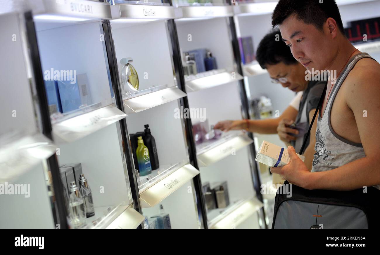 Bildnummer: 55277548  Datum: 20.04.2011  Copyright: imago/Xinhua (110420) -- SANYA, April 20, 2011 (Xinhua) -- Customers choose perfumes at a tax-free shop in Sanya, south China s Hainan Province, April 20, 2011. An offshore tax-free scheme for mainland shoppers is due to kick off on a trial basis across Hainan from April 20. The policy will prevent mainland visitors from paying various types of taxes on up to 5,000 (762 US dollars) worth of imported goods bought at selected duty-free stores on the tropical islands province in the south China. Only travelers who are 18 or older will avoid payi Stock Photo