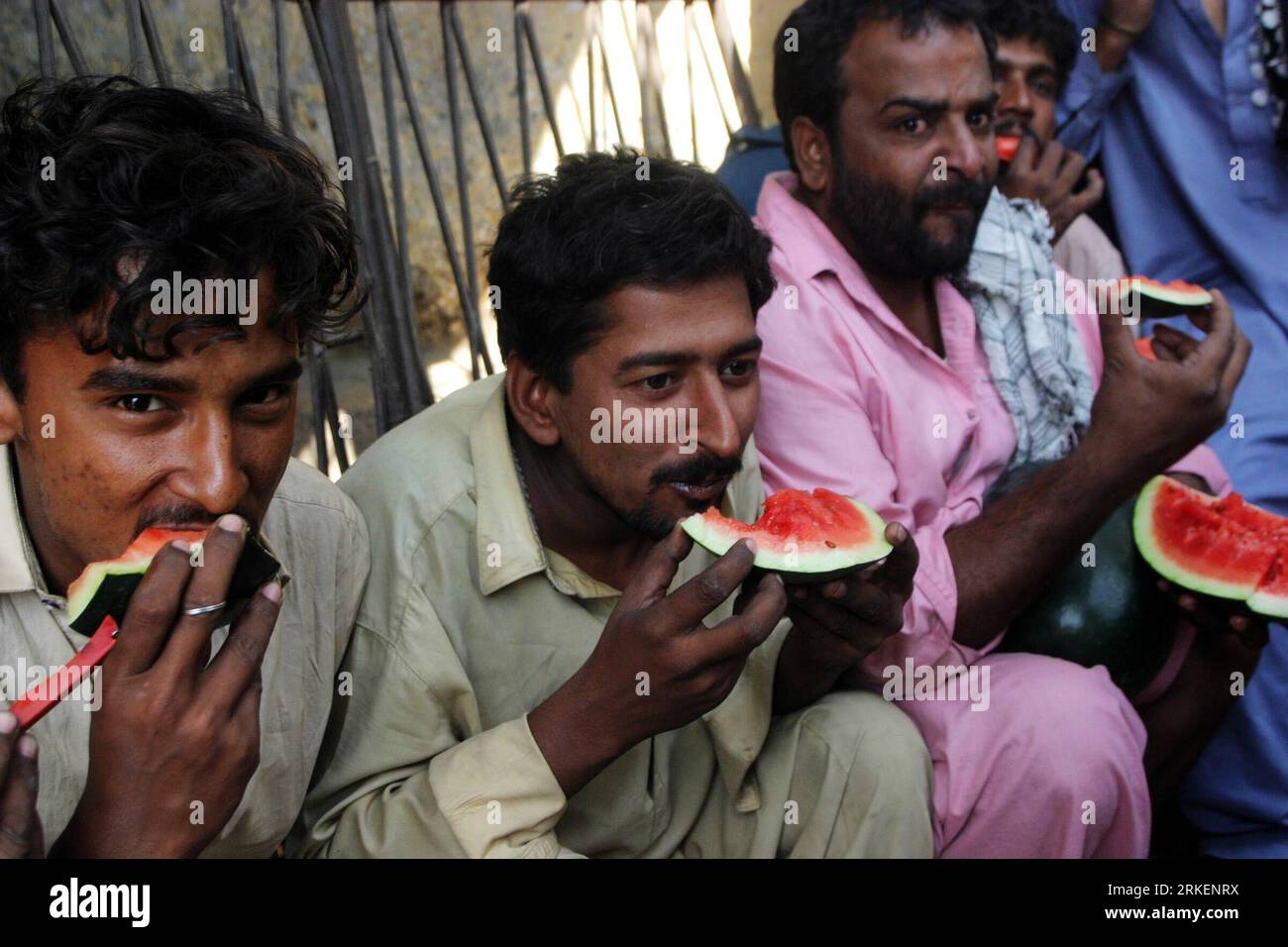 Bildnummer: 55280231  Datum: 21.04.2011  Copyright: imago/Xinhua (110421) -- LAHORE, April 21, 2011 (Xinhua) -- Pakistani laborers eat watermelons at a fruit market in eastern Pakistan s Lahore, on April 21, 2011. (Xinhua/Jamil Ahmed) (lyi) PAKISTAN-LAHORE-WATERMELON PUBLICATIONxNOTxINxCHN Gesellschaft Wirtschaft Markt Wassermelone Wassermelonen Melone Melonen kbdig xsk 2011 quer o0 Essen, Land, Leute    Bildnummer 55280231 Date 21 04 2011 Copyright Imago XINHUA  Lahore April 21 2011 XINHUA Pakistani Laborers Eat Watermelons AT a Fruit Market in Eastern Pakistan S Lahore ON April 21 2011 XINHU Stock Photo