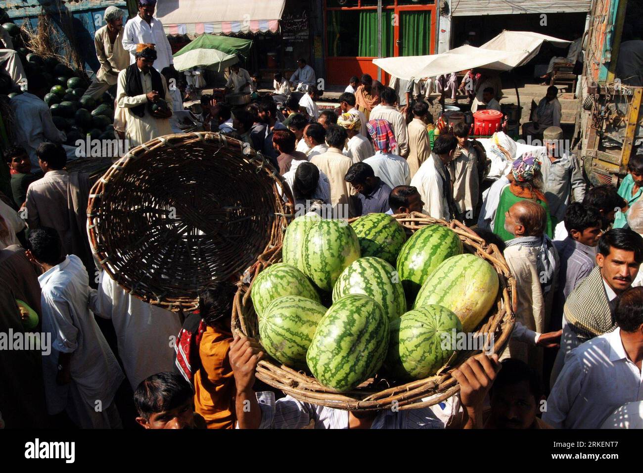 Bildnummer: 55280232  Datum: 21.04.2011  Copyright: imago/Xinhua (110421) -- LAHORE, April 21, 2011 (Xinhua) -- A Pakistani farmer carries a basket of watermelons at a fruit market in eastern Pakistan s Lahore, on April 21, 2011. (Xinhua/Jamil Ahmed) (lyi) PAKISTAN-LAHORE-WATERMELON PUBLICATIONxNOTxINxCHN Gesellschaft Wirtschaft Markt Wassermelone Wassermelonen Melone Melonen kbdig xsk 2011 quer     Bildnummer 55280232 Date 21 04 2011 Copyright Imago XINHUA  Lahore April 21 2011 XINHUA a Pakistani Farmer carries a Basketball of Watermelons AT a Fruit Market in Eastern Pakistan S Lahore ON Apri Stock Photo